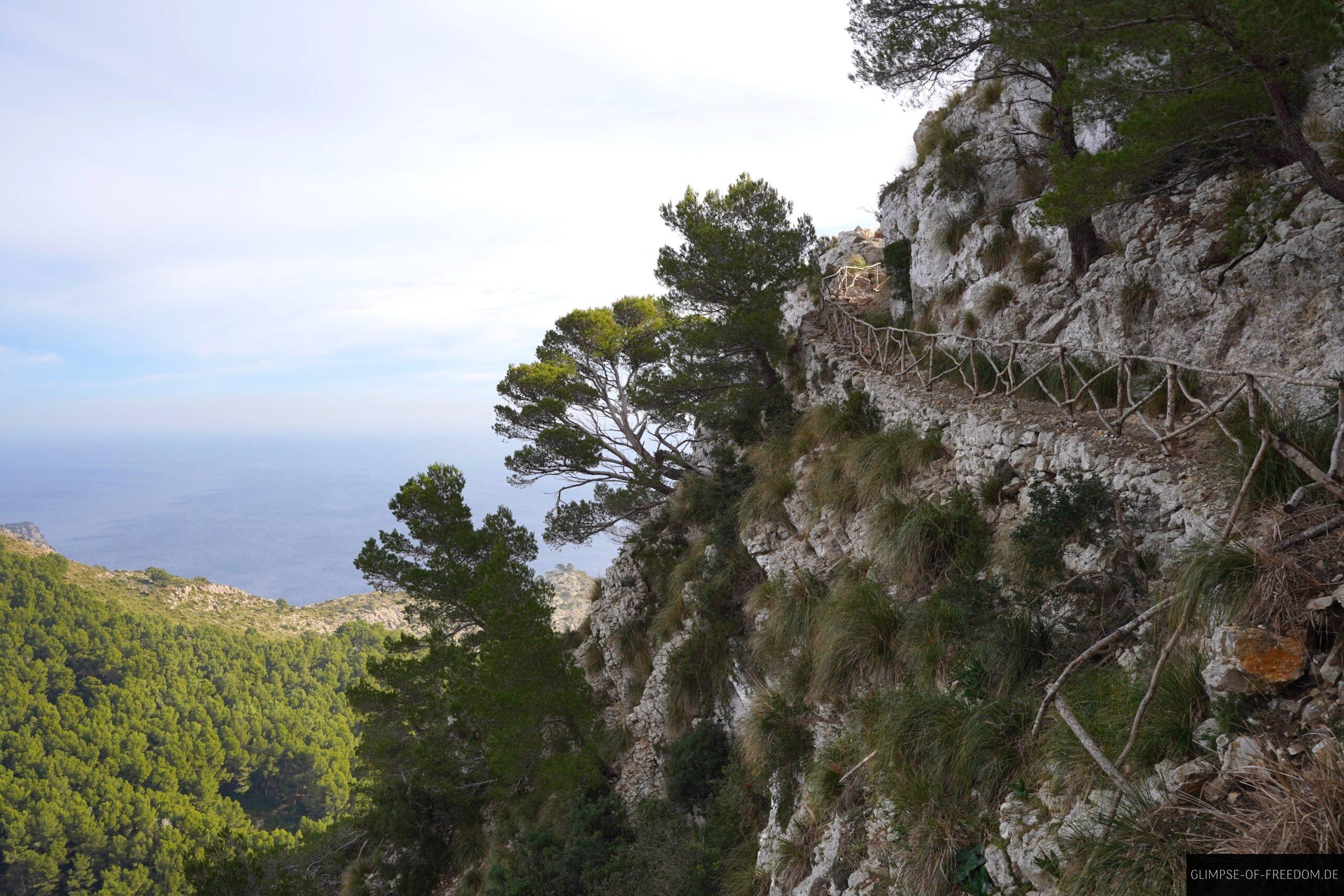 Weg mit Holzgelaende auf dem Talaia dAlcudia scaled Weg mit Holzgelände auf dem Talaia d’Alcudia