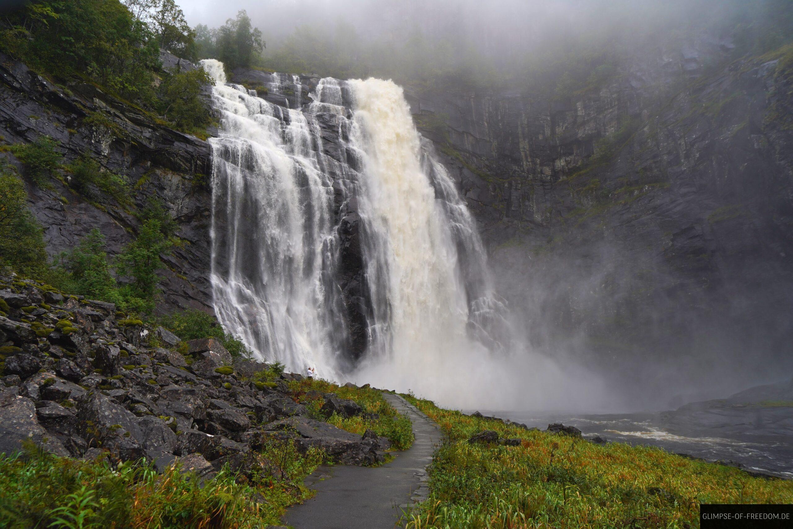 Weg zum Skjervsfossen in Norwegen scaled Weg zum Skjervsfossen in Norwegen