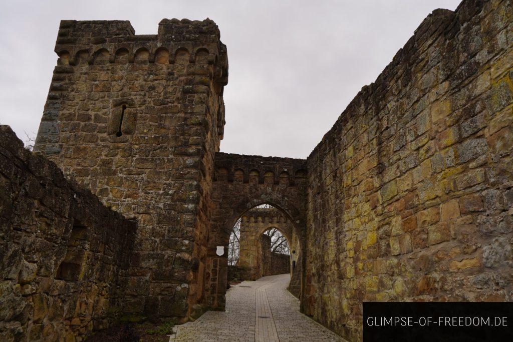 Weg zwischen den Burgmauern