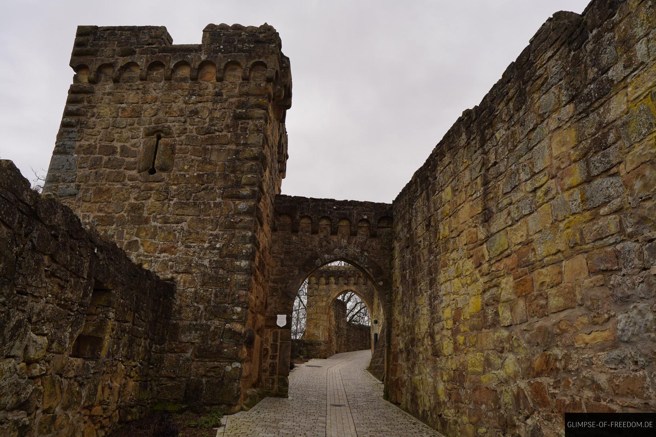 Weg zwischen den Burgmauern Weg zwischen den Burgmauern