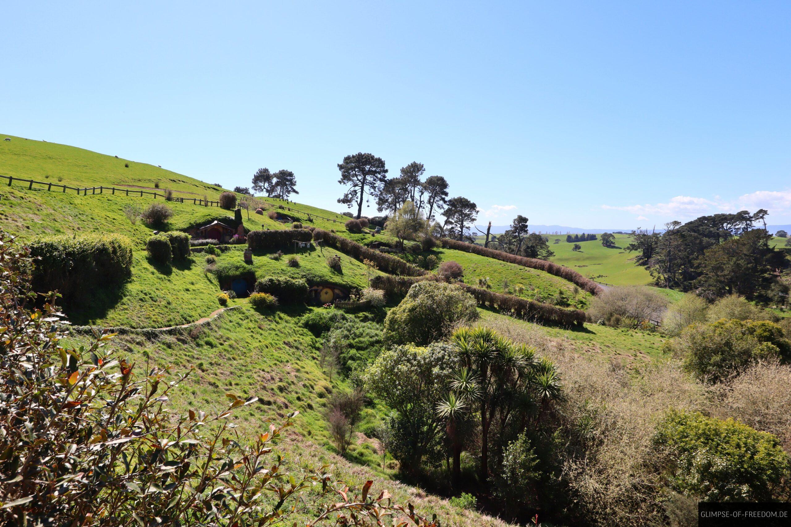 Wege am Hang der Hobbiton Landschaft scaled Wege am Hang der Hobbiton Landschaft
