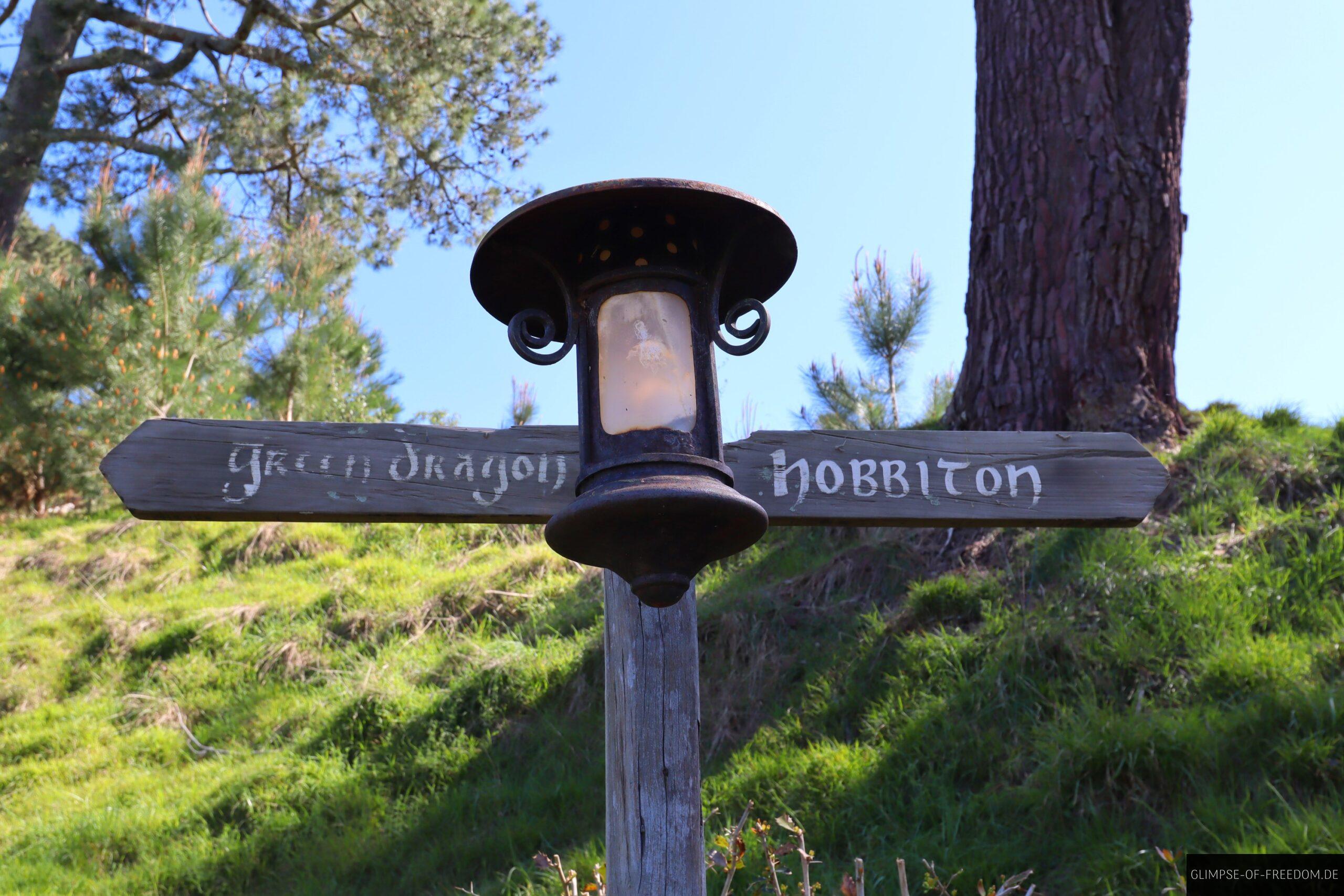 Wegweiser Hobbiton Green Dragon scaled Wegweiser Hobbiton Green Dragon
