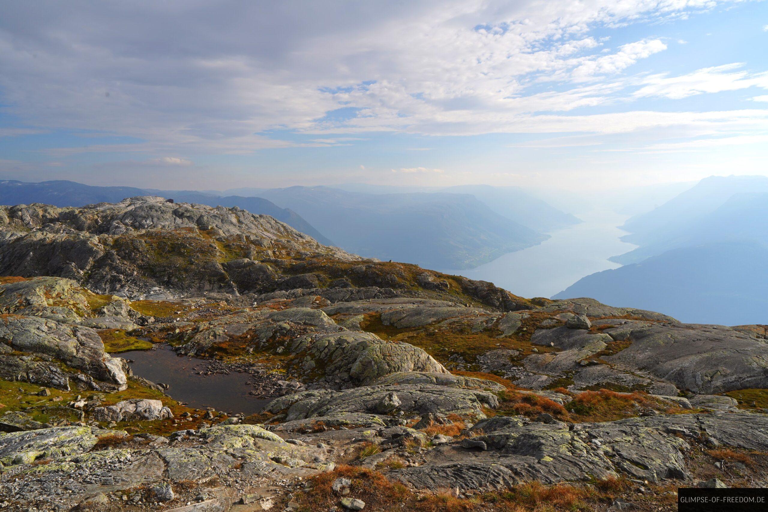 Weitsicht ueber Fjord und Berge scaled Weitsicht über Fjord und Berge