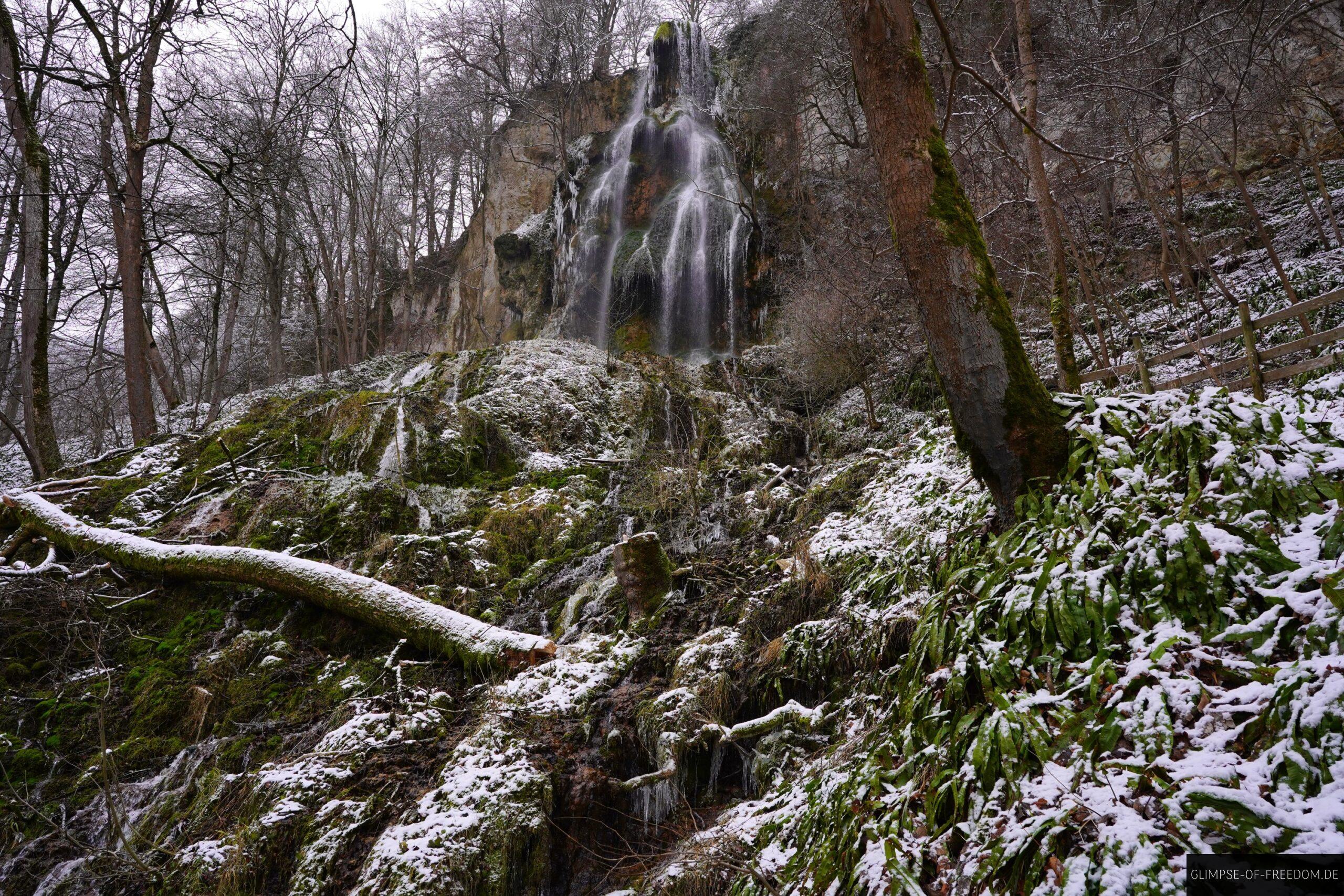 Winterlicher Uracher Wasserfall im Gruenen scaled Winterlicher Uracher Wasserfall im Grünen