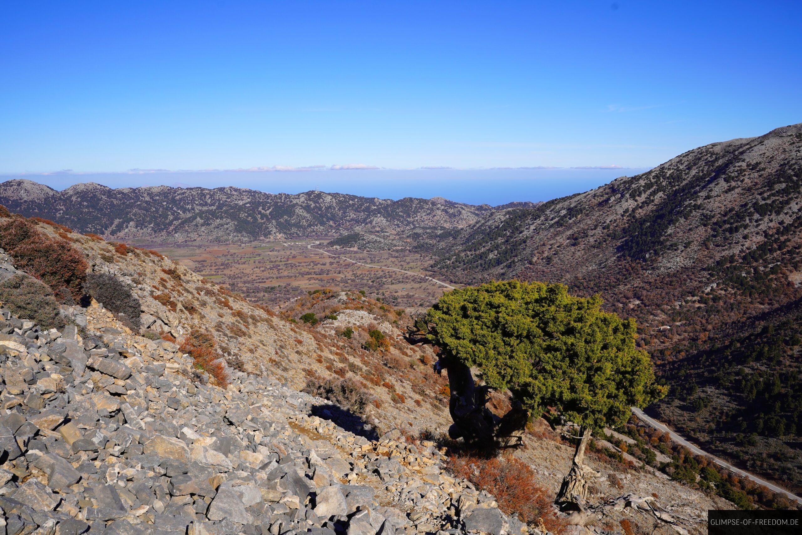Wunderschoener Aussicht ueber das Omalos Plateau bis auf das Meer scaled Wunderschöner Aussicht über das Omalos Plateau bis auf das Meer