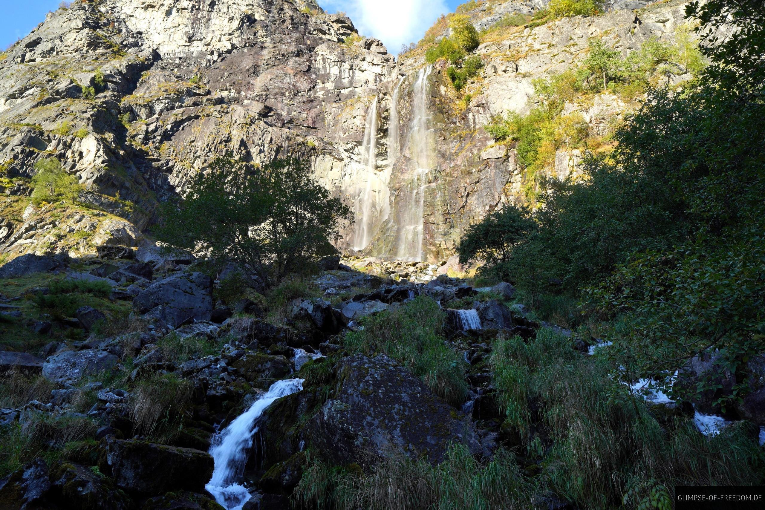 Wunderschoener Wasserfall am Aurlandsdalen Schluchtenweg Wunderschöner Wasserfall am Aurlandsdalen Schluchtenweg