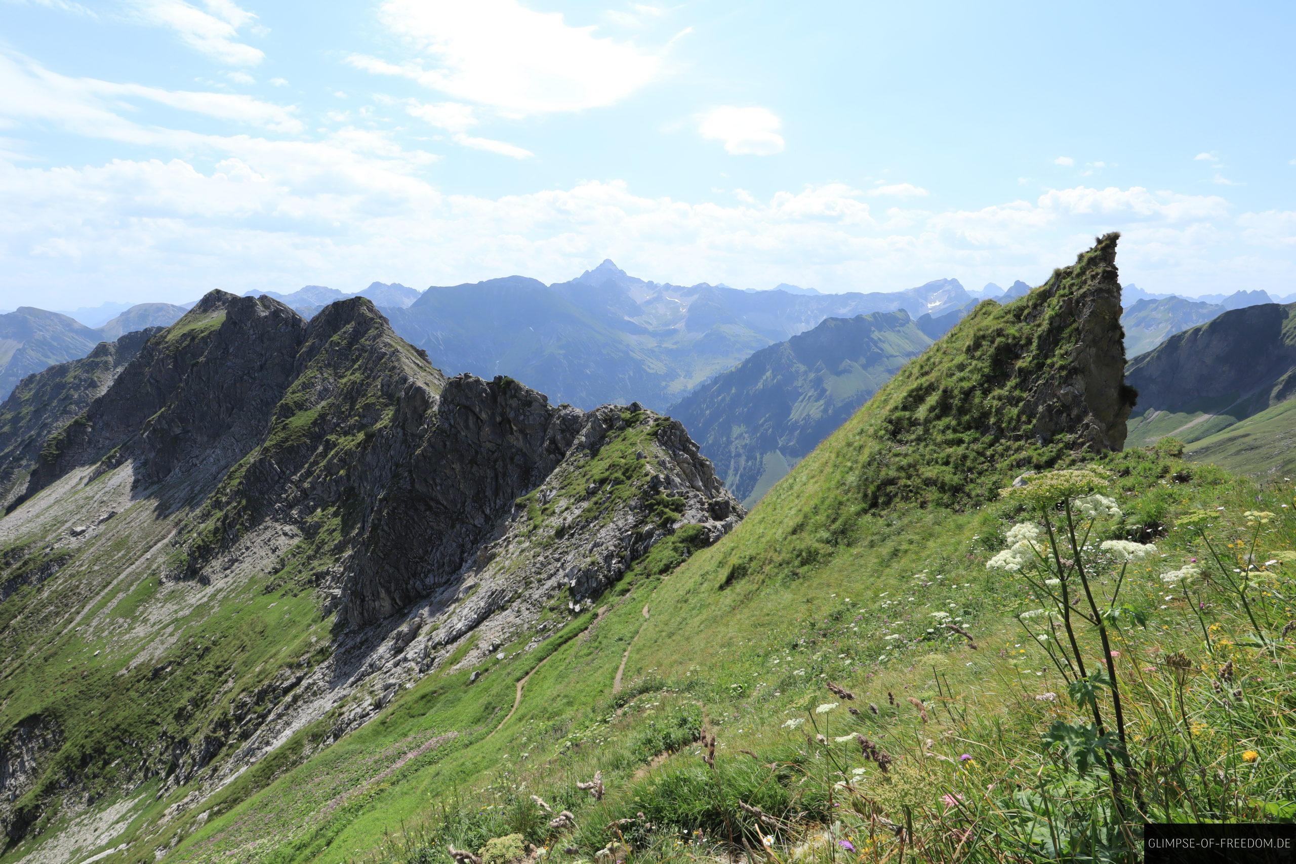 Zackige Bergkette auf dem Weg zum Kleinen Daumen scaled Zackige Bergkette auf dem Weg zum Kleinen Daumen