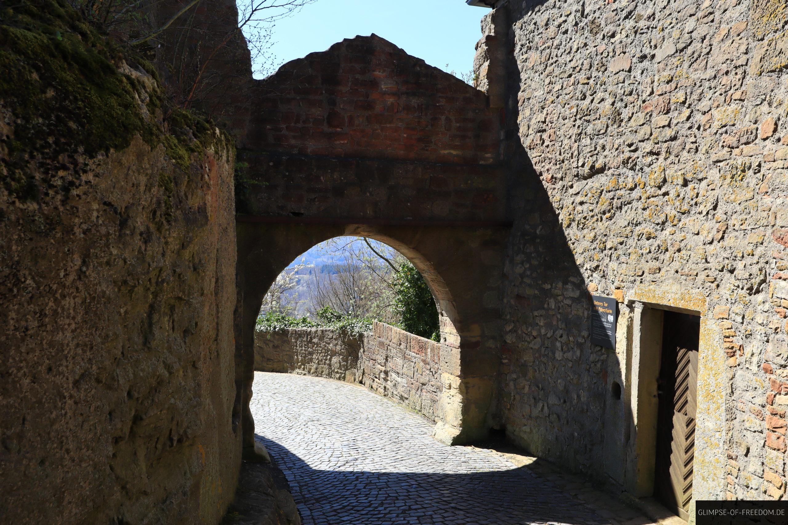 Zugang in den Innenhof des Schloss Waldeck durch eines der Tore