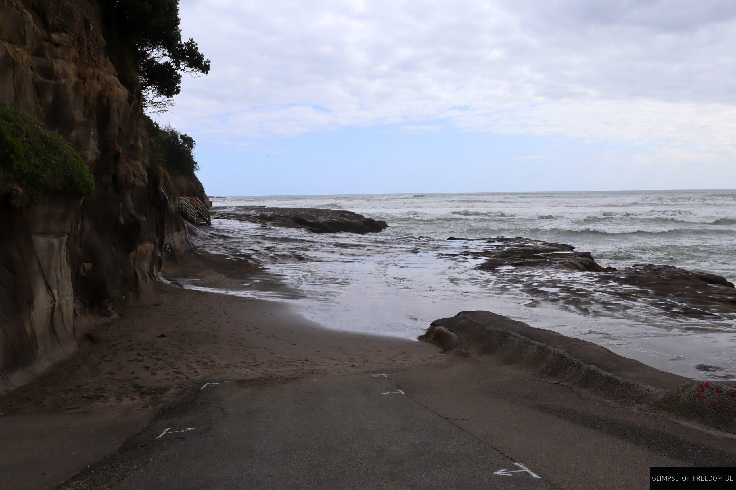 Zugang zum Wasser am Muriwai Beach scaled Zugang zum Wasser am Muriwai Beach