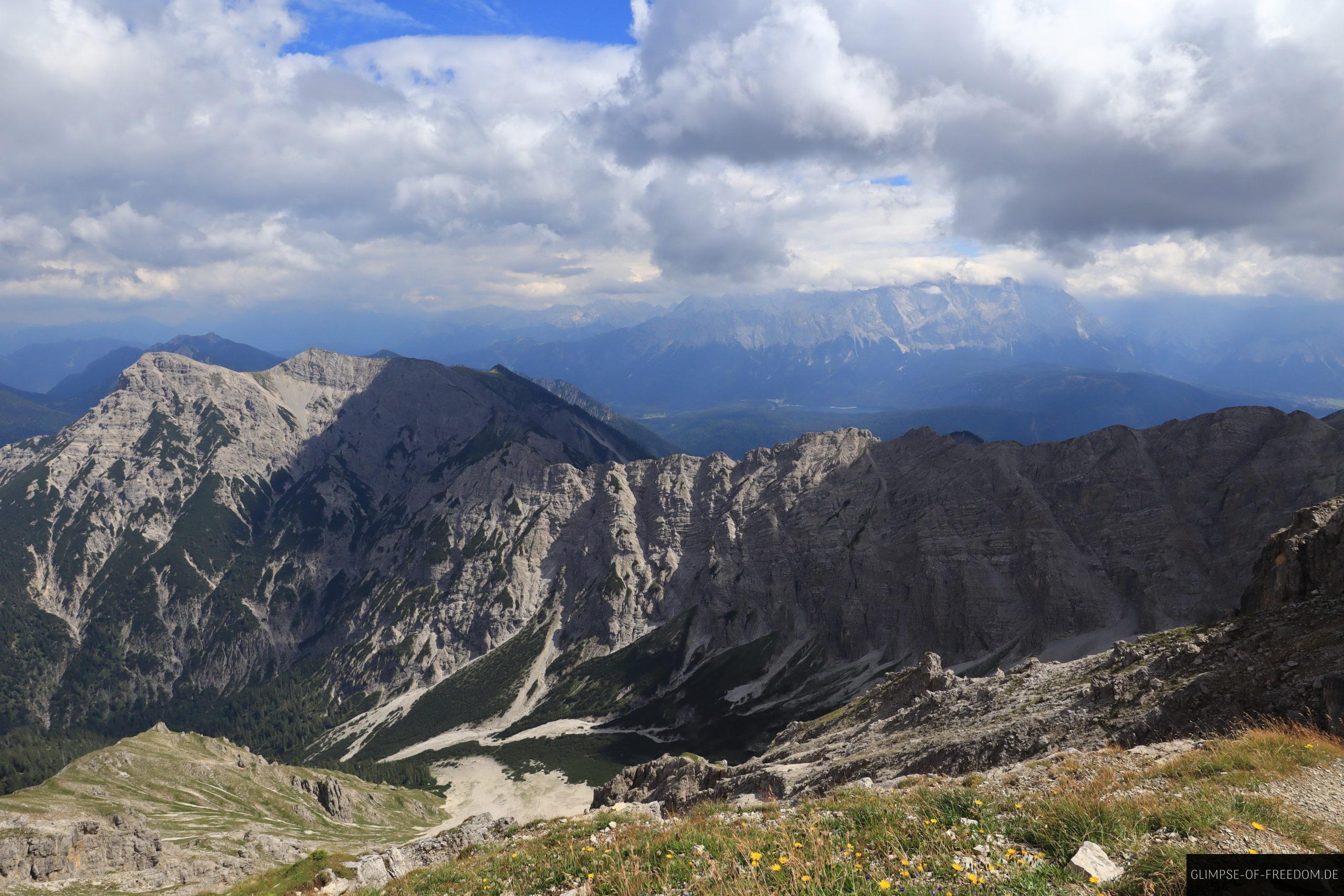 Zugspitze und Alpen im Blick von der Kreuzspitze scaled Zugspitze und Alpen im Blick von der Kreuzspitze