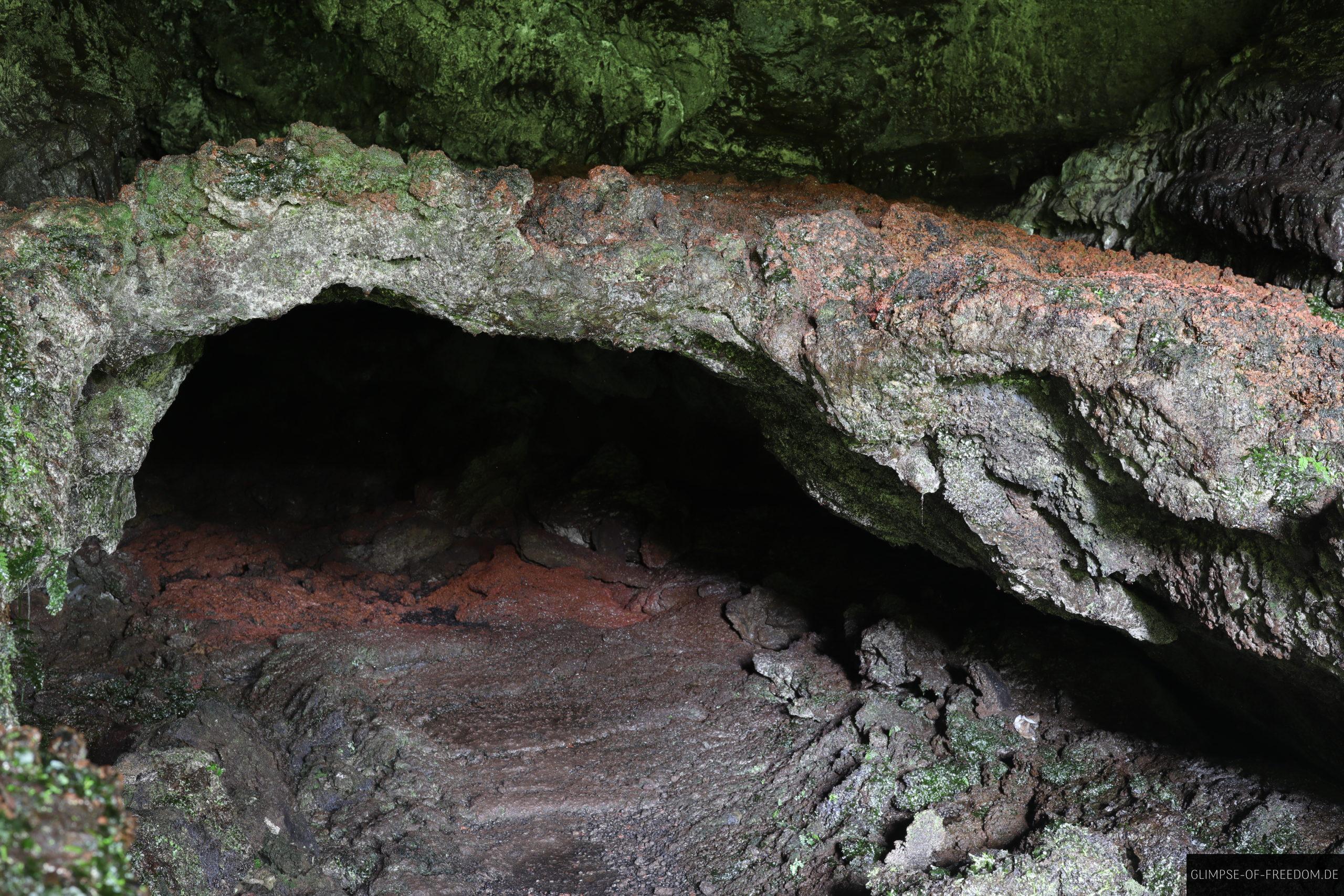 Zwei Ebenen nahe des Hoehleneingangs scaled Zwei Ebenen nahe des Höhleneingangs
