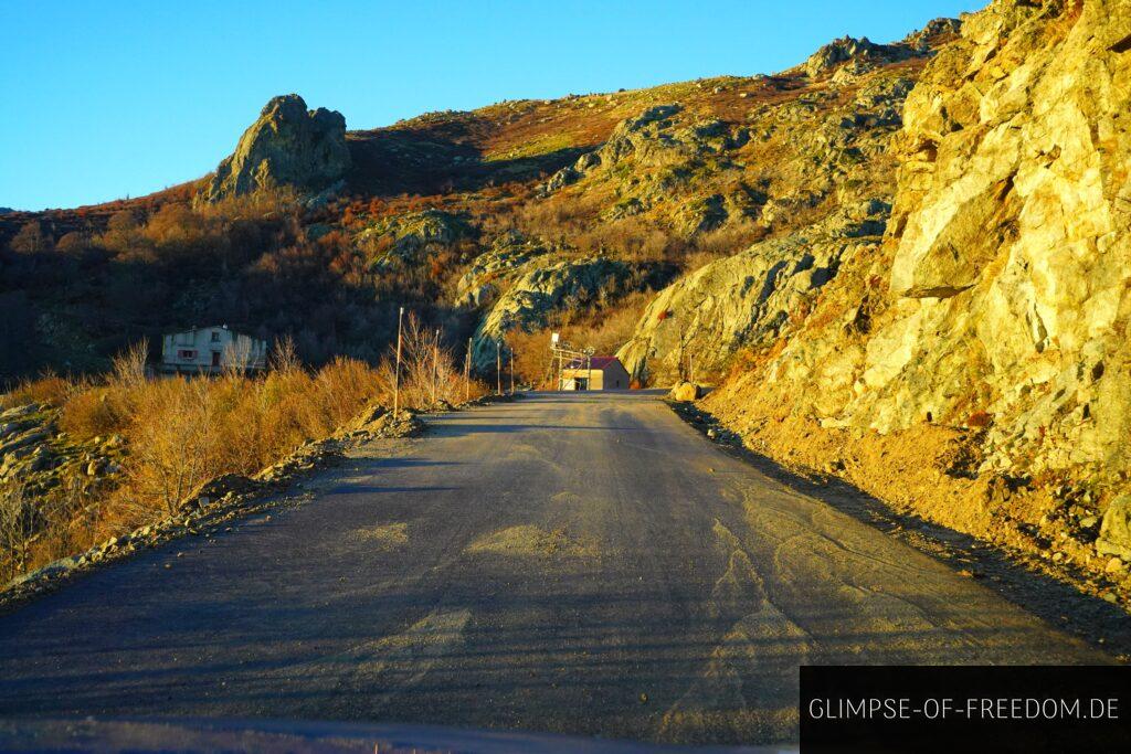 asphaltierte bergstrasse zwischen felsen im korsischen gebirge asphaltierte bergstrasse zwischen felsen im korsischen gebirge