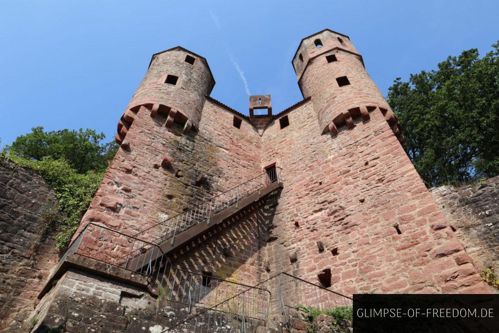 bergfried und innenhof der burg schadeck scaled