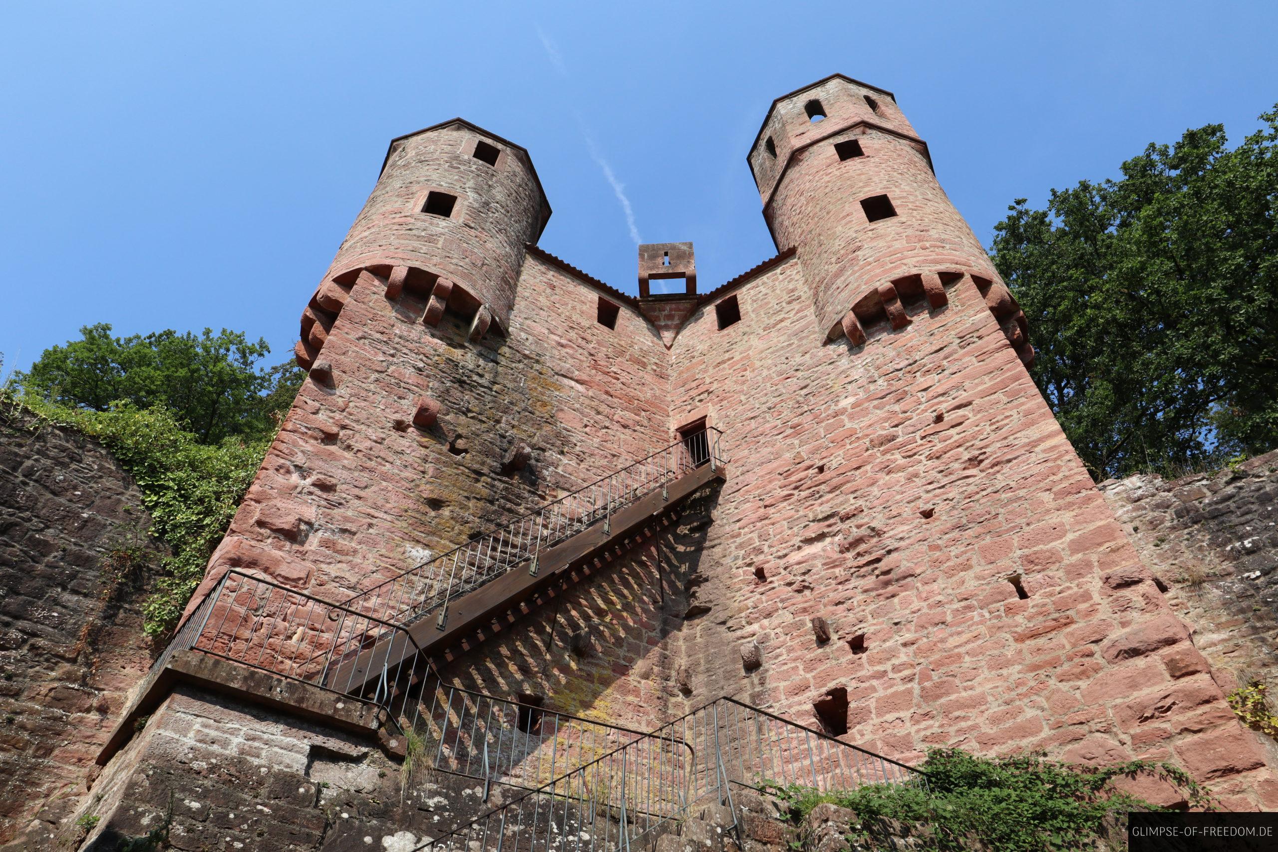 bergfried und innenhof der burg schadeck scaled 1 bergfried und innenhof der burg schadeck scaled