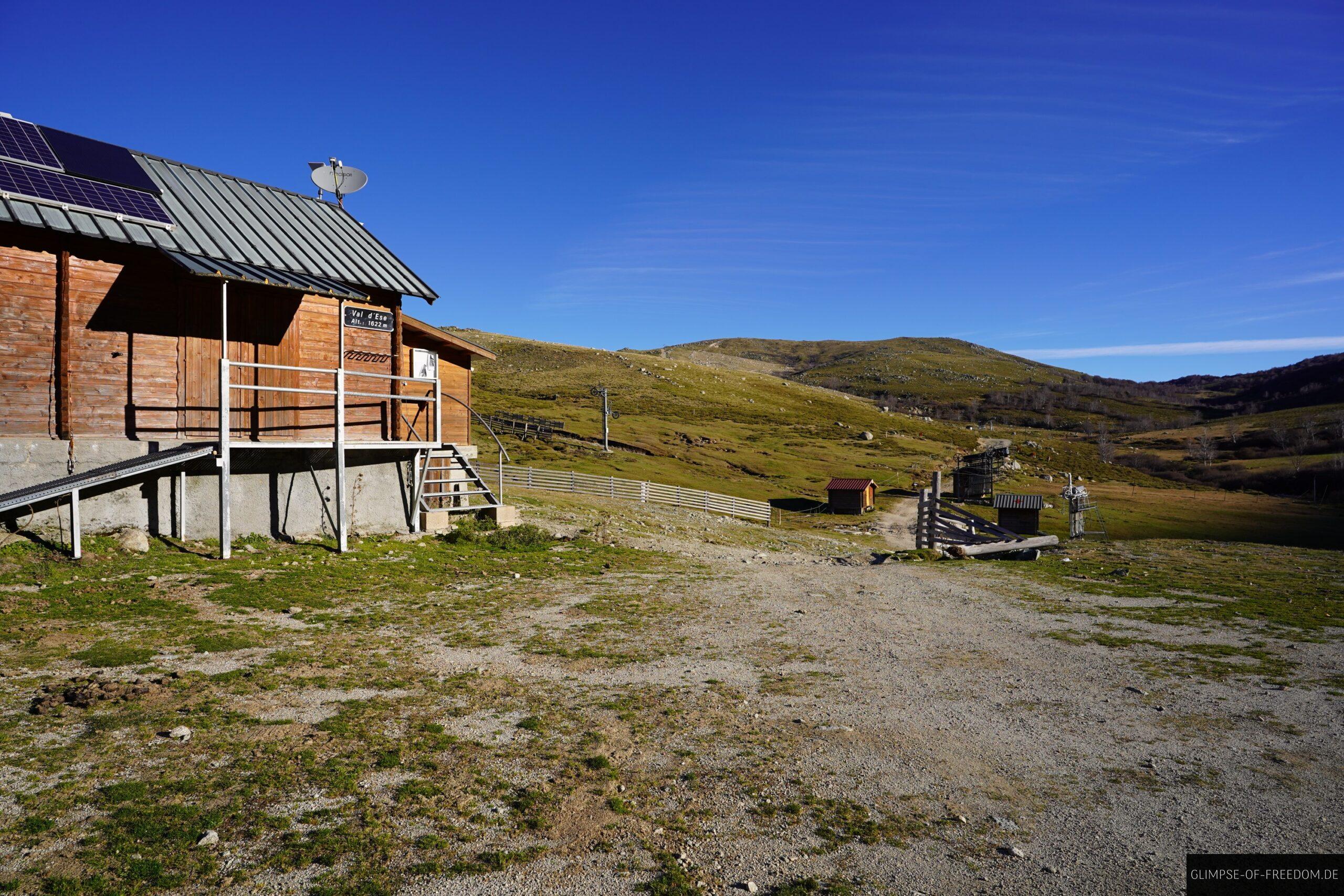 berghuette korsika pozzi seen wanderung scaled Berghütte mit Solarzellen in Korsika. Wanderung Pozzi Seen, Moorwiesen und Bergpanorama im Hintergrund.