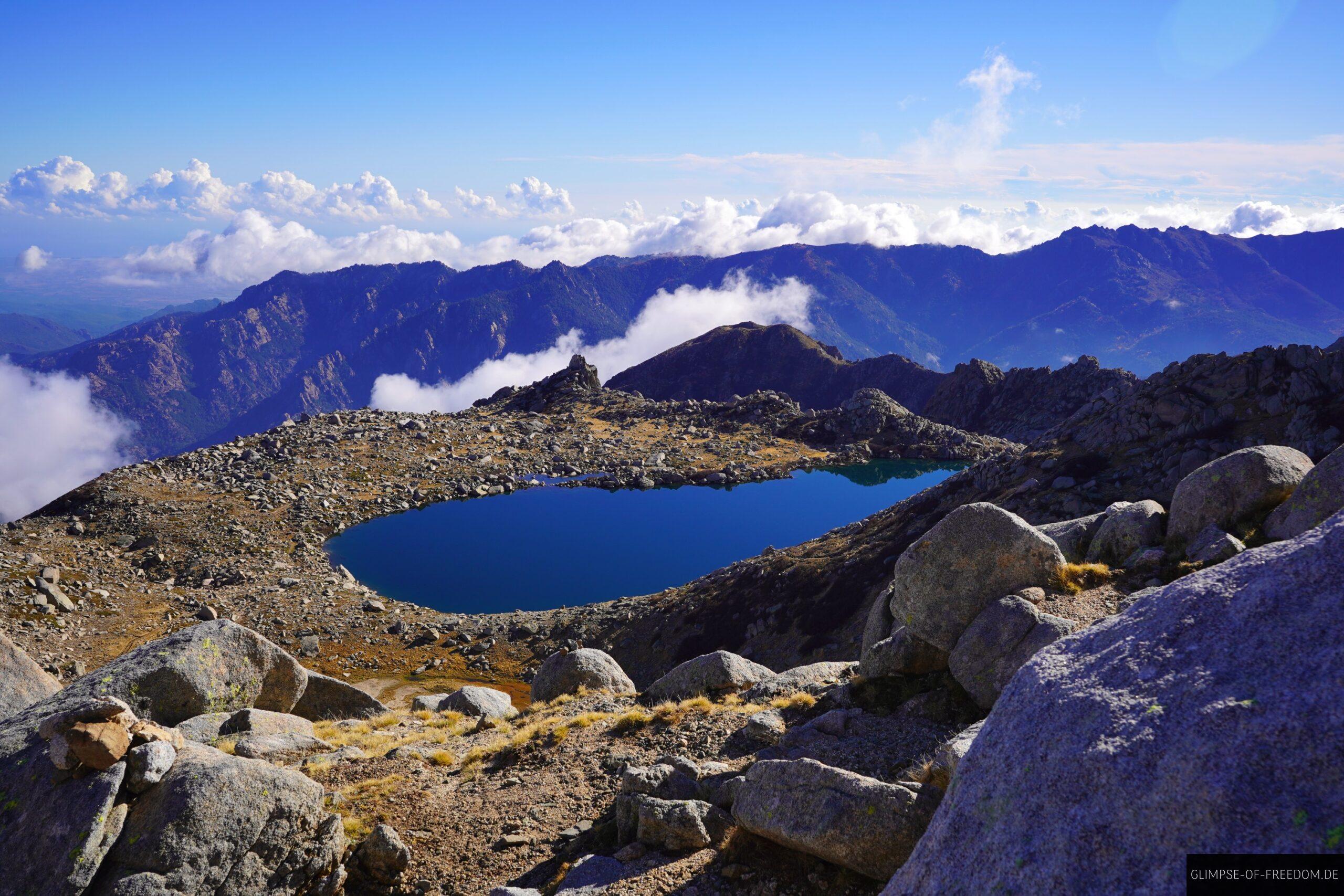 bergsee blaues wasser im steinfeld scaled bergsee blaues wasser im steinfeld
