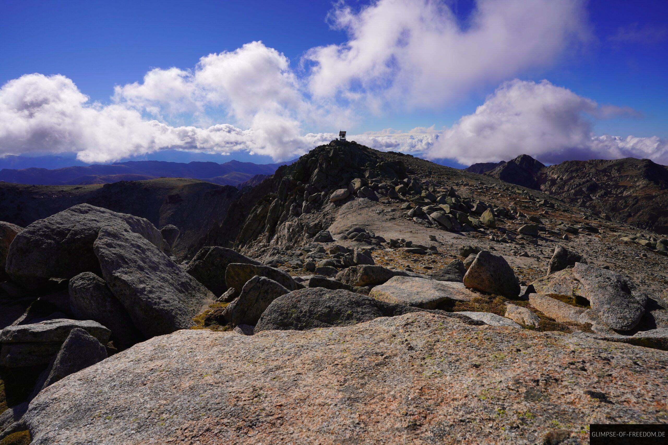 bergsee in steinmulde mit wolkenkulisse scaled bergsee in steinmulde mit wolkenkulisse