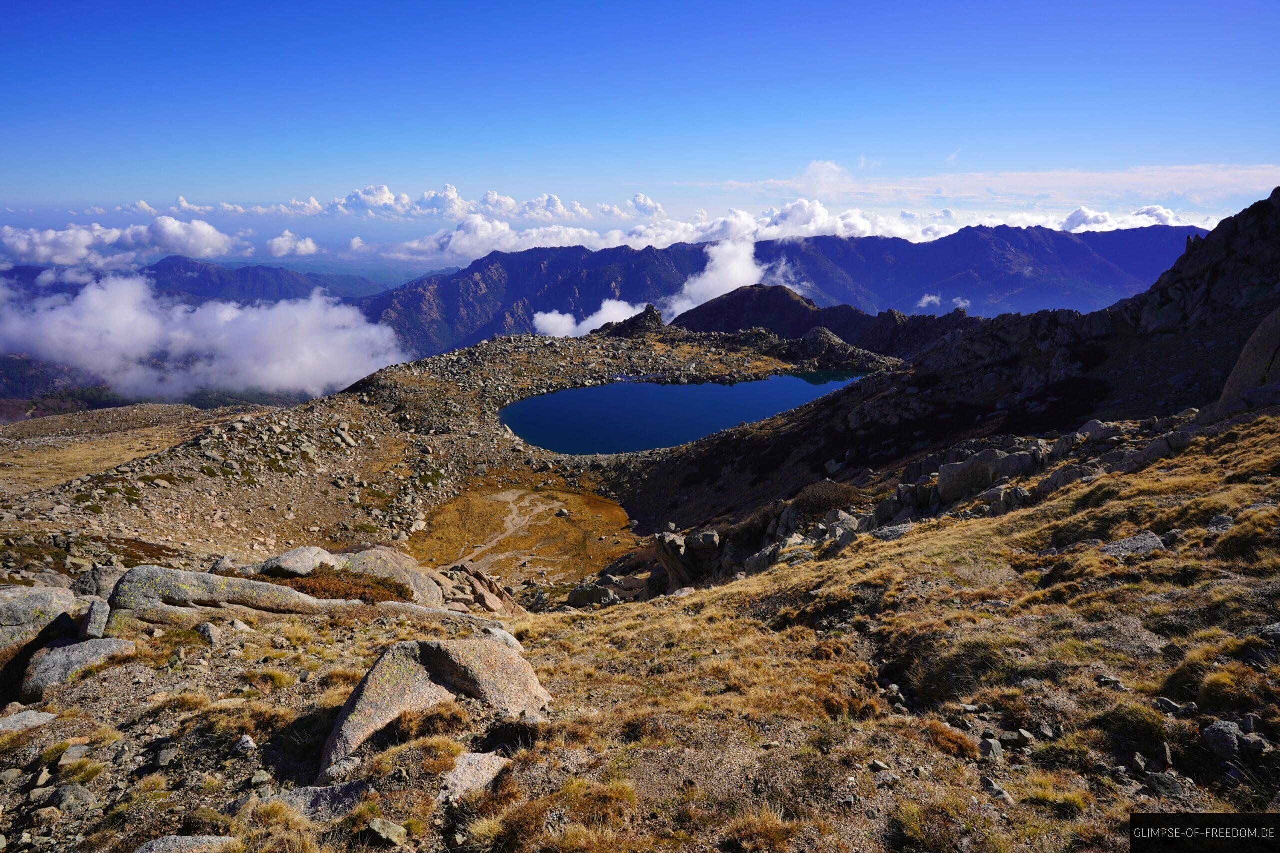 bergsee mit gratblick und wolken scaled bergsee mit gratblick und wolken