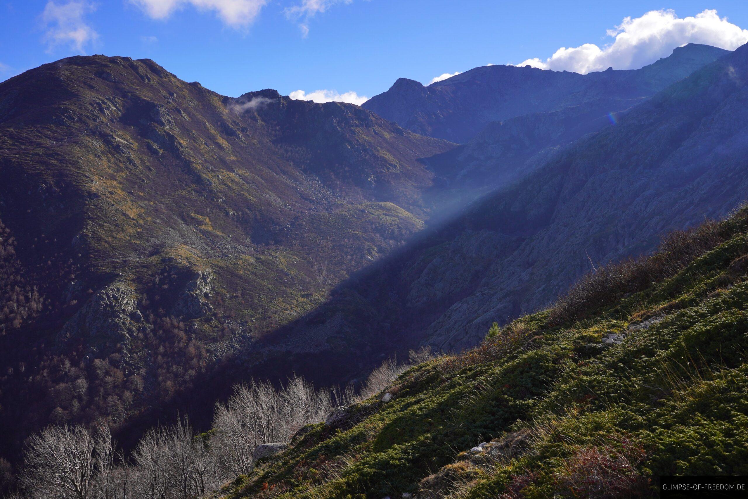 bergsee mit spiegelglatter oberflaeche und felsen scaled bergsee mit spiegelglatter oberflaeche und felsen