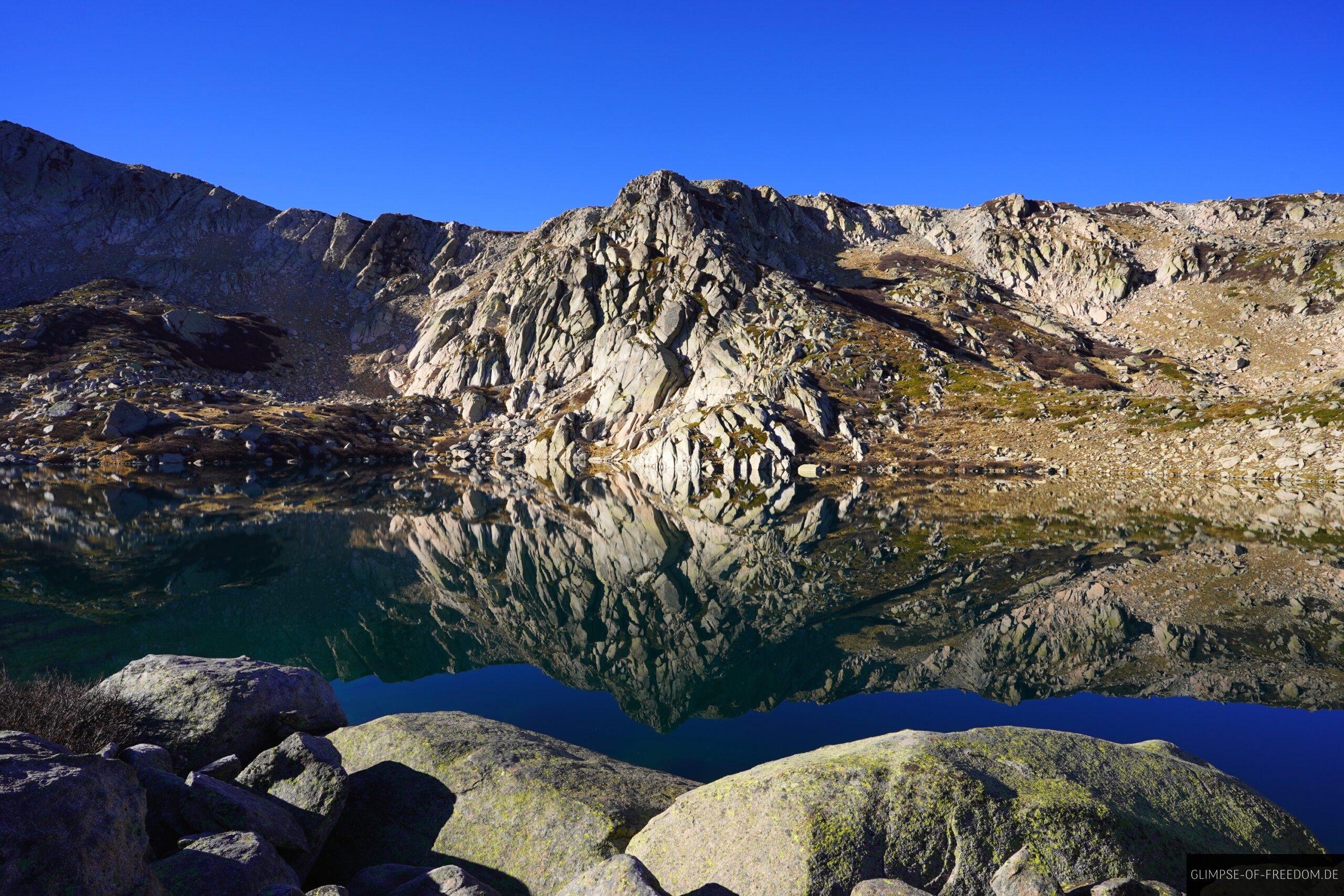 bergsee mit spiegelung der felsberge scaled bergsee mit spiegelung der felsberge