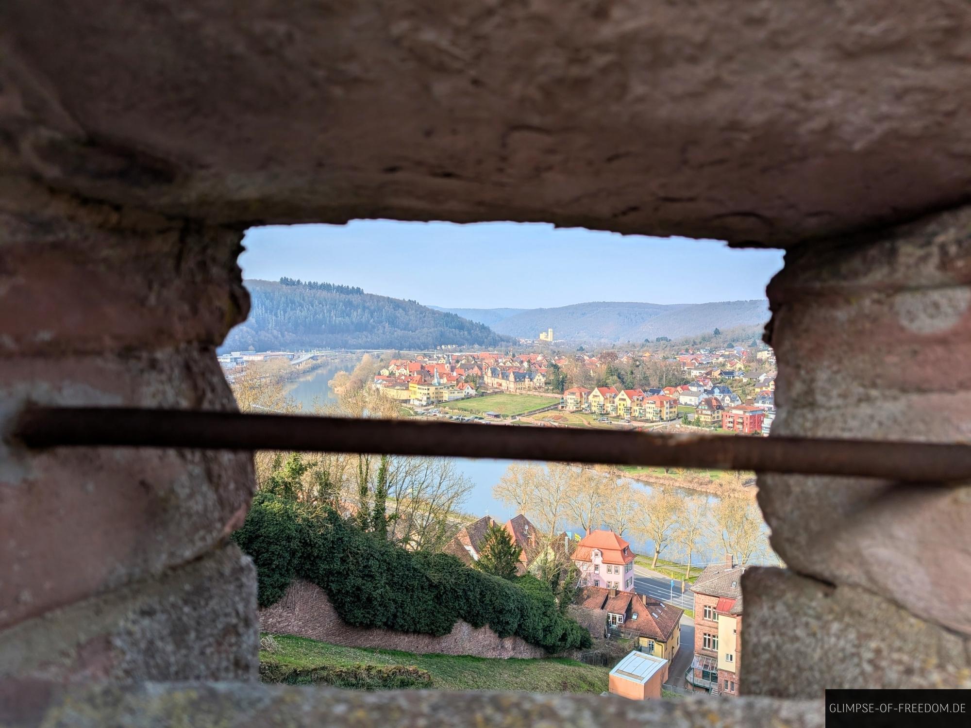 burg wertheim blick fenster stadt Blick durch Burg Wertheim Fenster auf Stadt, Fluss und Hügel. Wertheim.