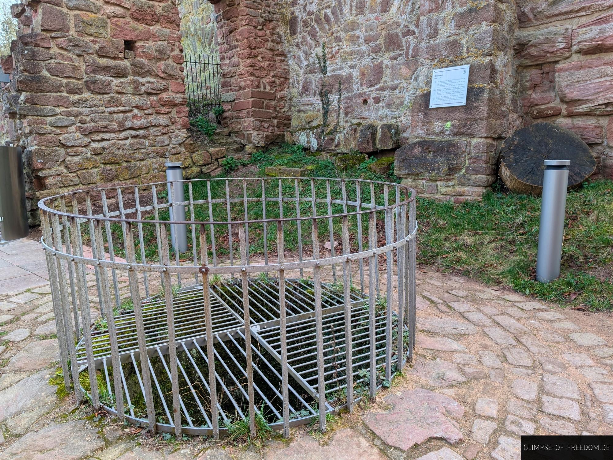 burg wertheim brunnen gitter Burg Wertheim Brunnen mit Gitter. Mittelalterliche Burgruine Detailansicht.