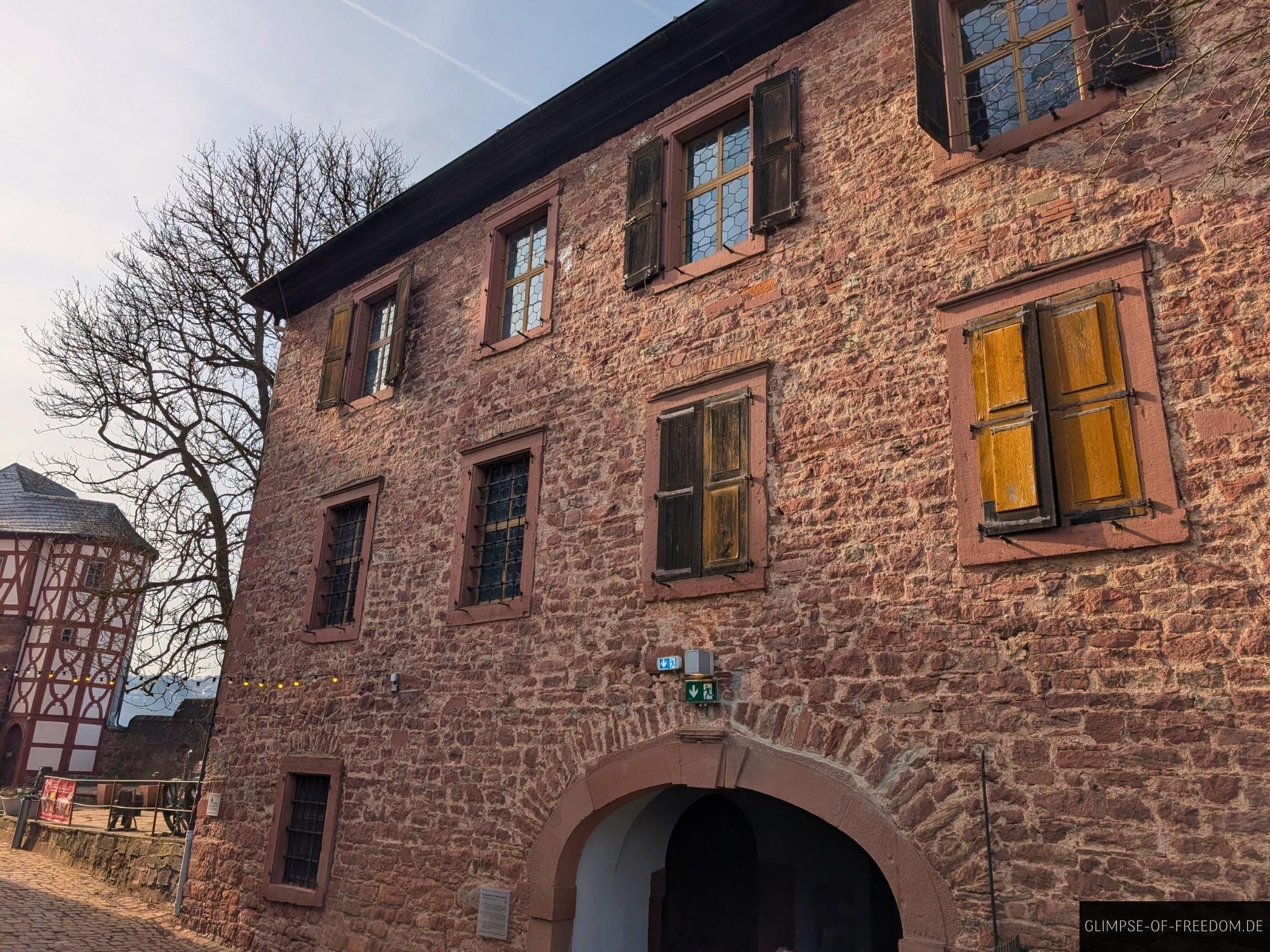 burg wertheim fassade sandstein fenster Burg Wertheim Fassade mit Fenstern und Torbogen. Roter Sandstein.