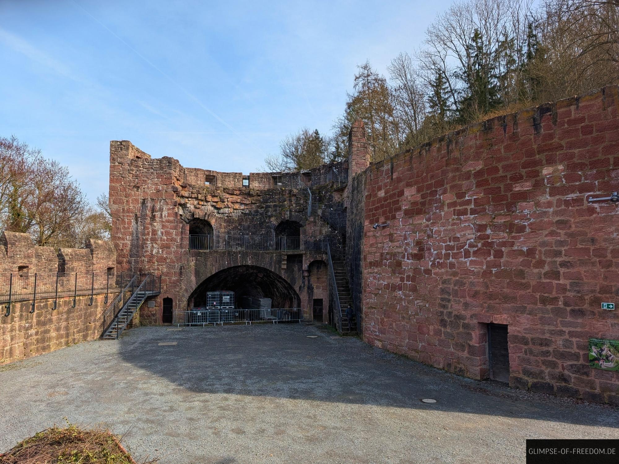 burg wertheim innenhof sandsteinmauerwerk Burg Wertheim Innenhof mit rotem Sandsteinmauerwerk und Treppenaufgängen unter blauem Himmel.