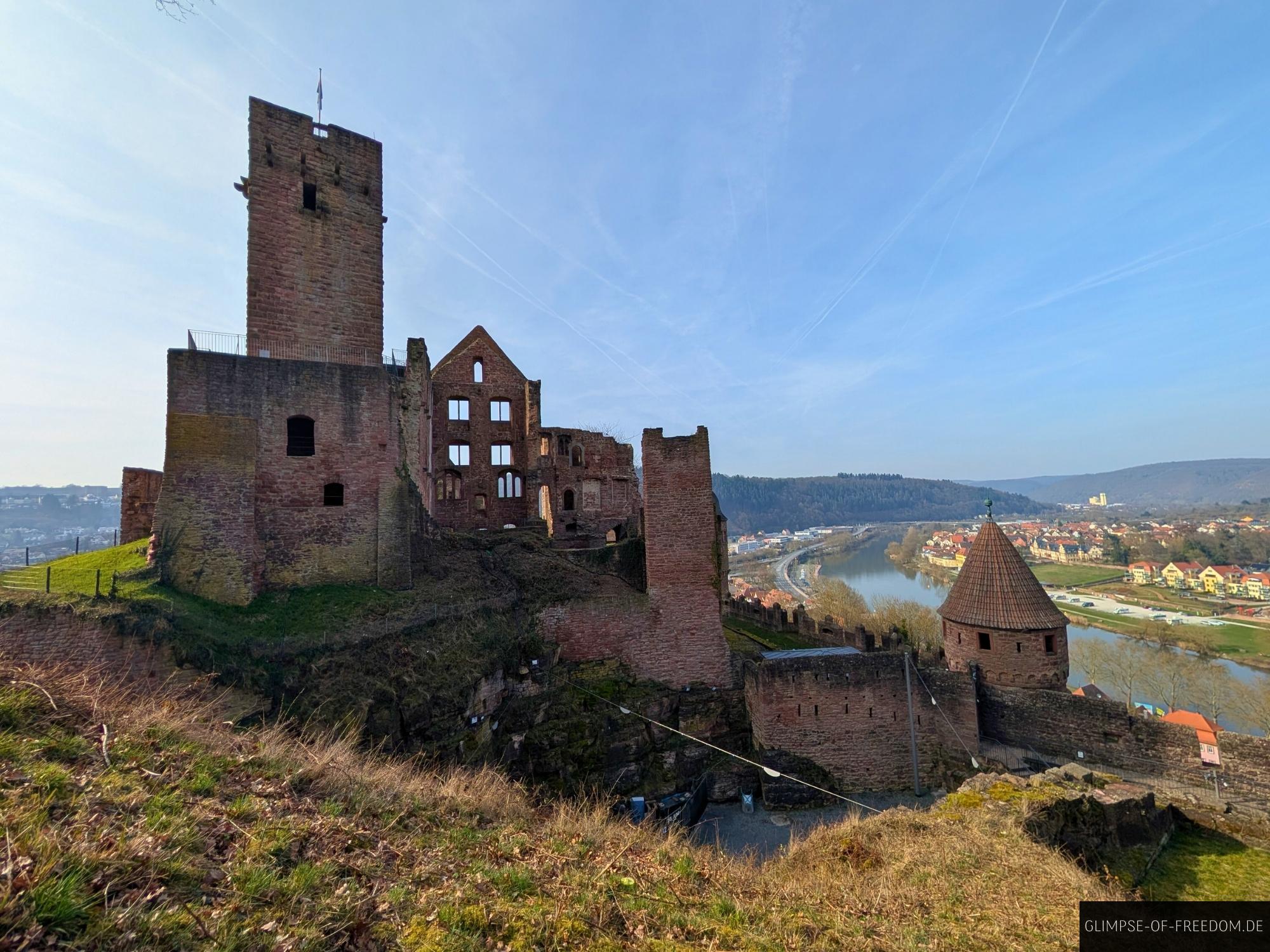 burg wertheim neckar turm ruine Burg Wertheim Ansicht mit Turm und Ruine, Neckar im Hintergrund. Historische Anlage in Deutschland.