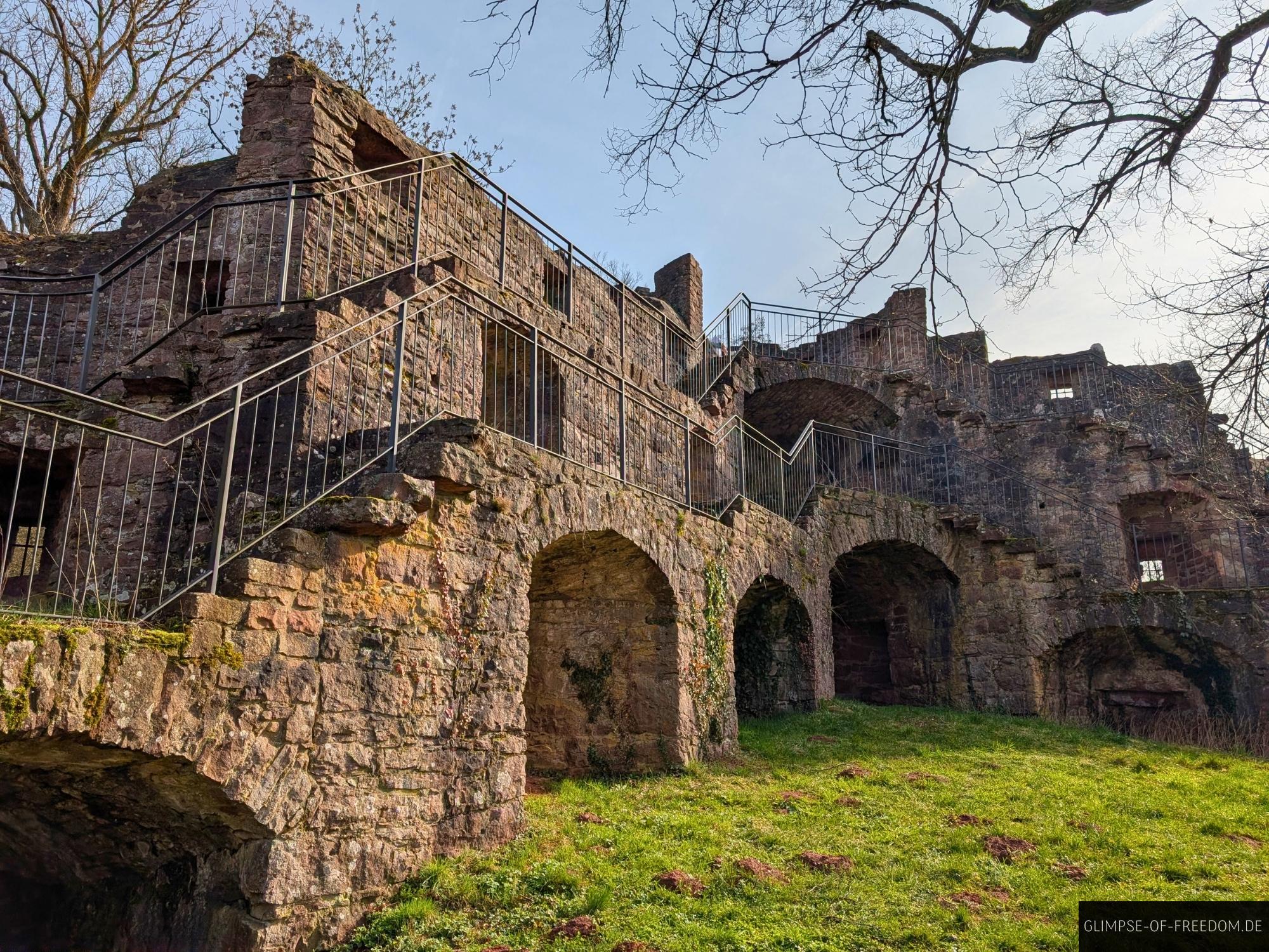 burg wertheim ruine treppen boegen Burg Wertheim Ruine mit Treppen und Bögen aus Stein, teilweise restauriert.