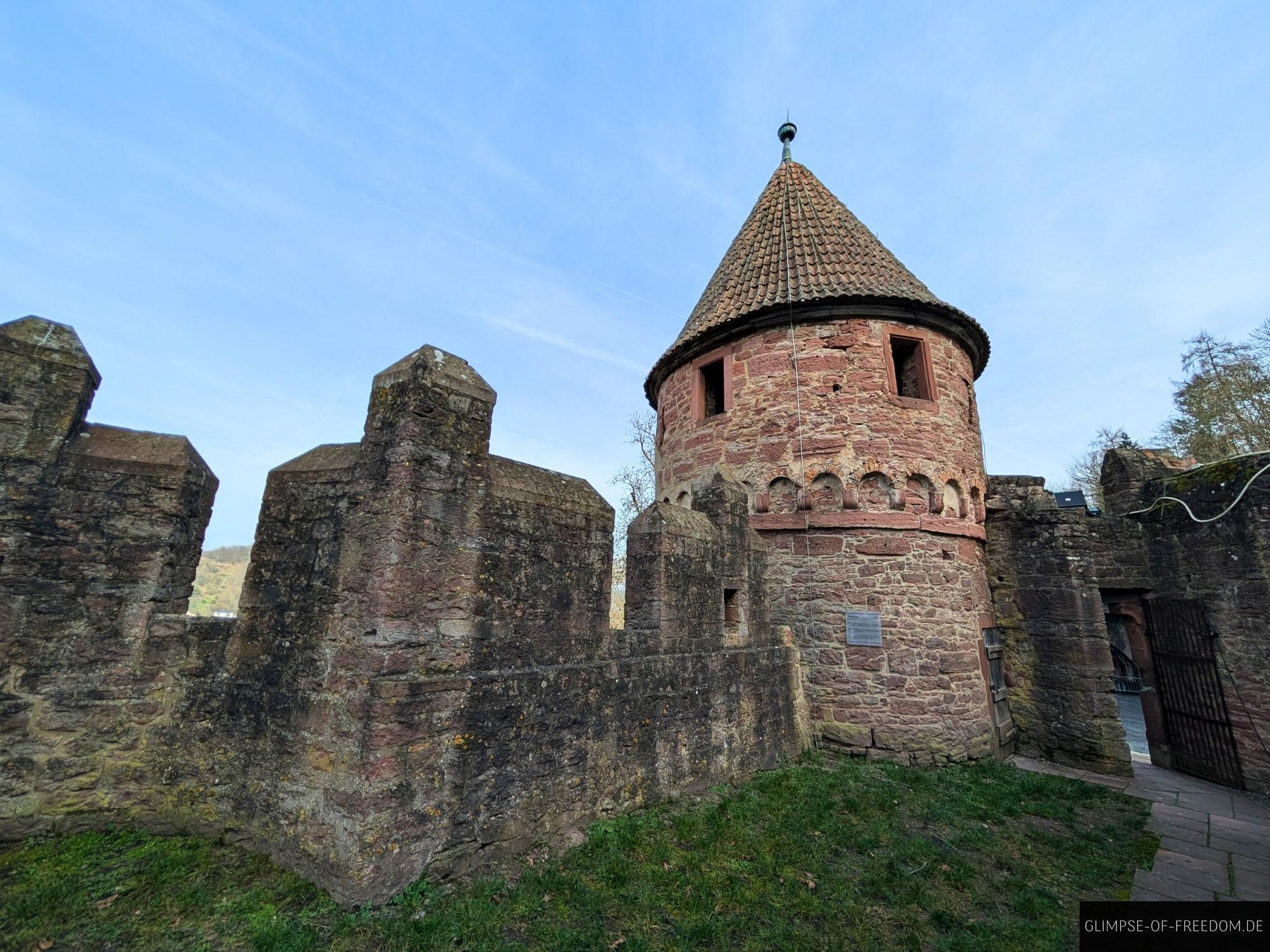 burg wertheim turm mauerwerk mittelalter Burg Wertheim Turm und Mauerwerk vor blauem Himmel. Mittelalterliche Architektur.