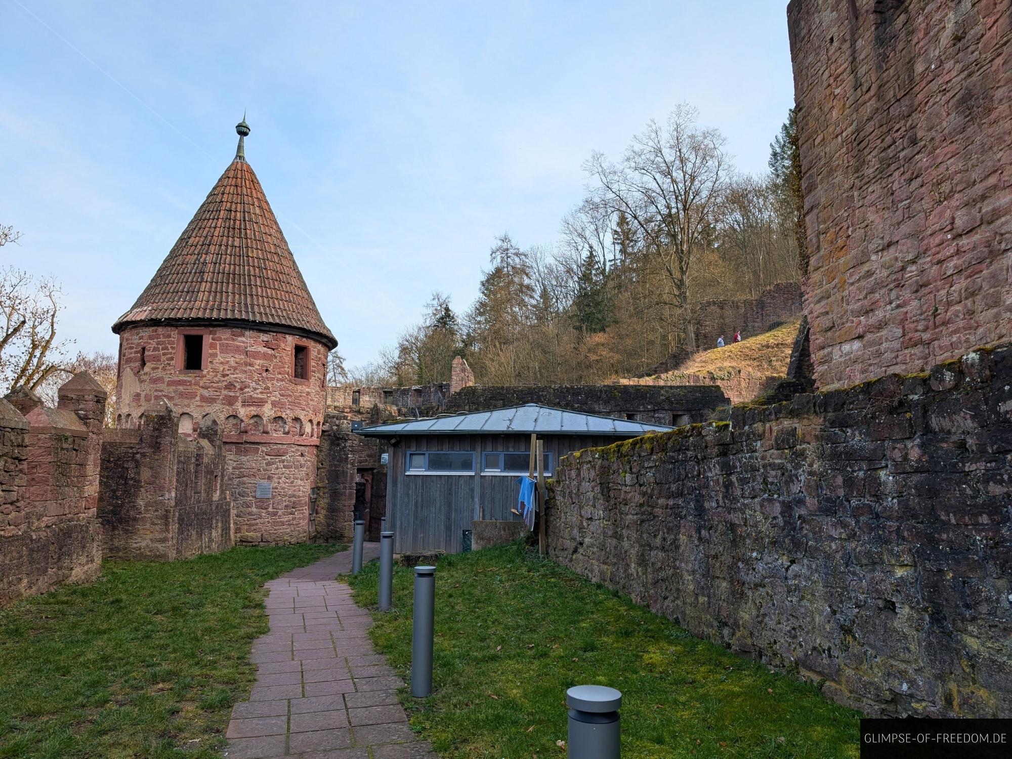 burg wertheim turm mauerwerk weg Burg Wertheim Turm und Mauerwerk mit Weg. Historische Burgruine in Deutschland.