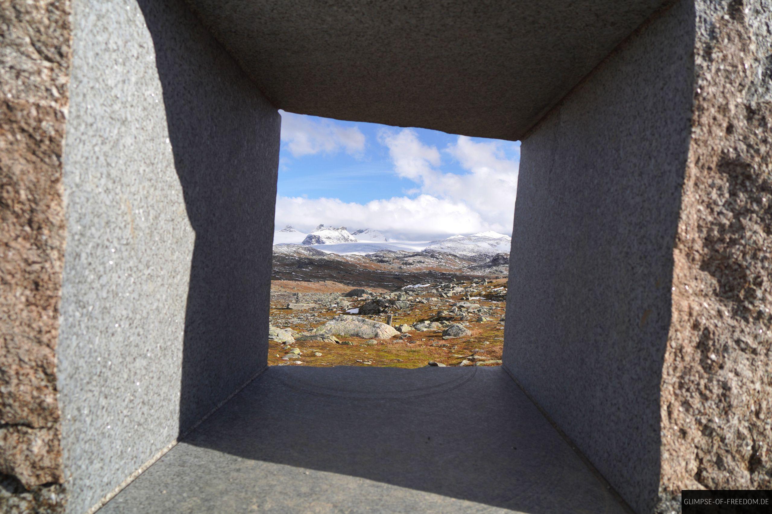 ein Blick durch das Mefjellet Kunstwerk am Sognefjellet