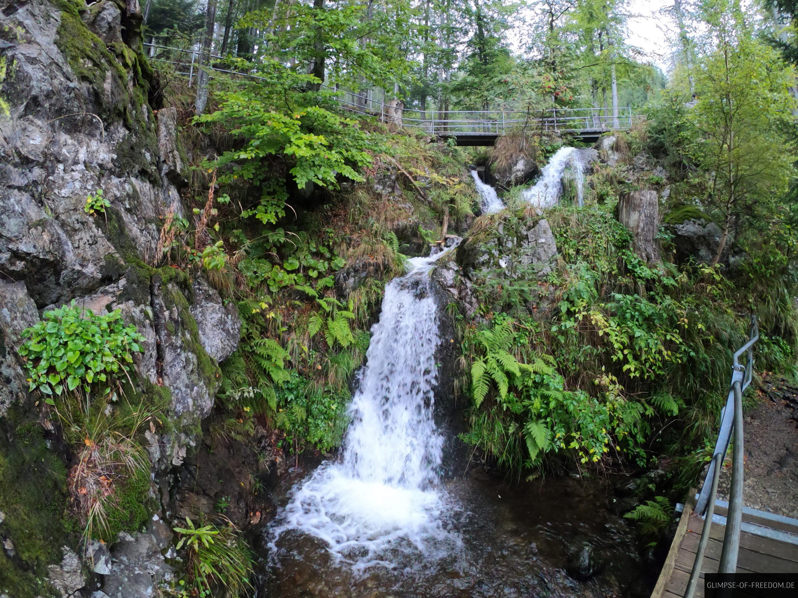 ein kleiner fahler wasserfall scaled 1 ein kleiner fahler wasserfall scaled