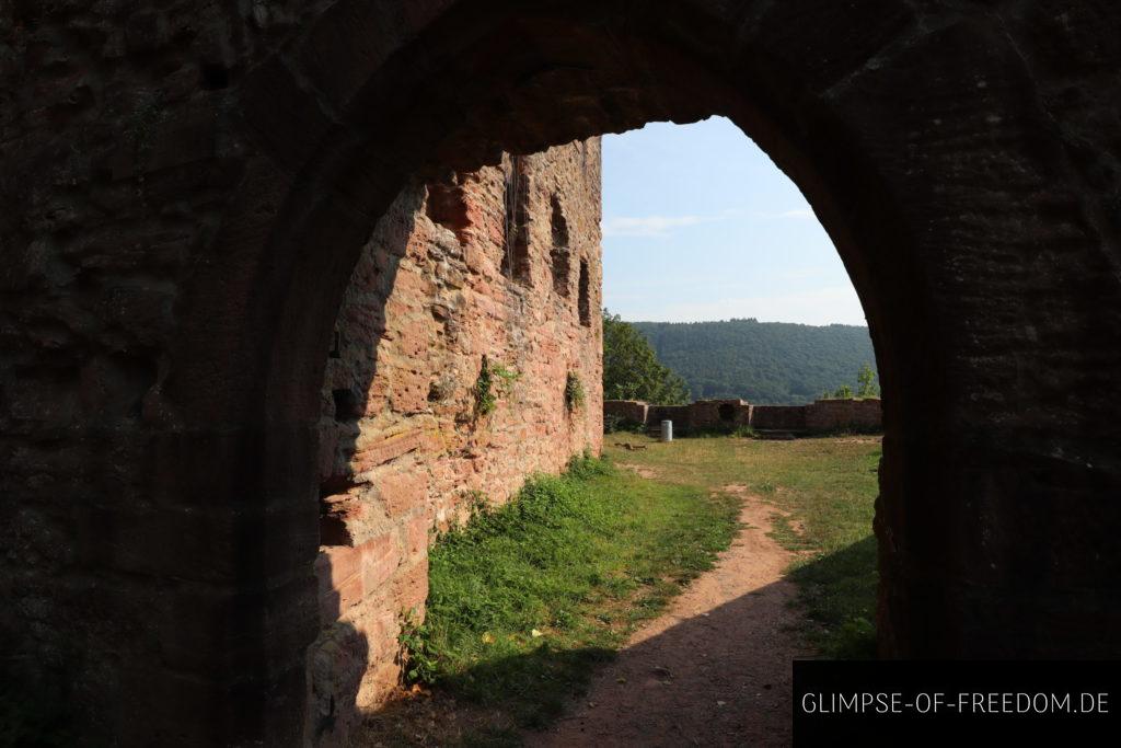 eingang zum hof der burg schadeck scaled