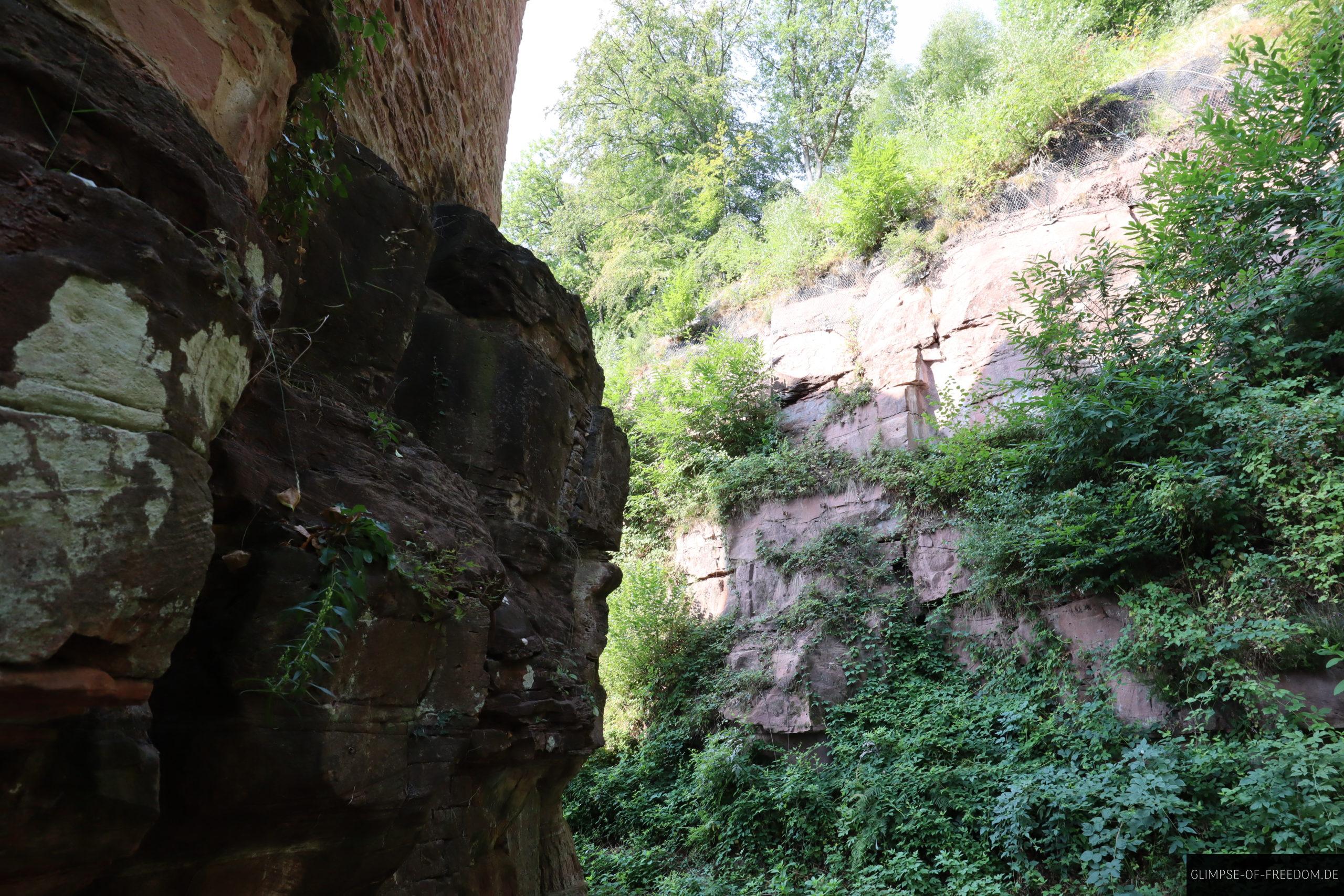 felsen und hang an der burgruine schadeck scaled 1 felsen und hang an der burgruine schadeck scaled