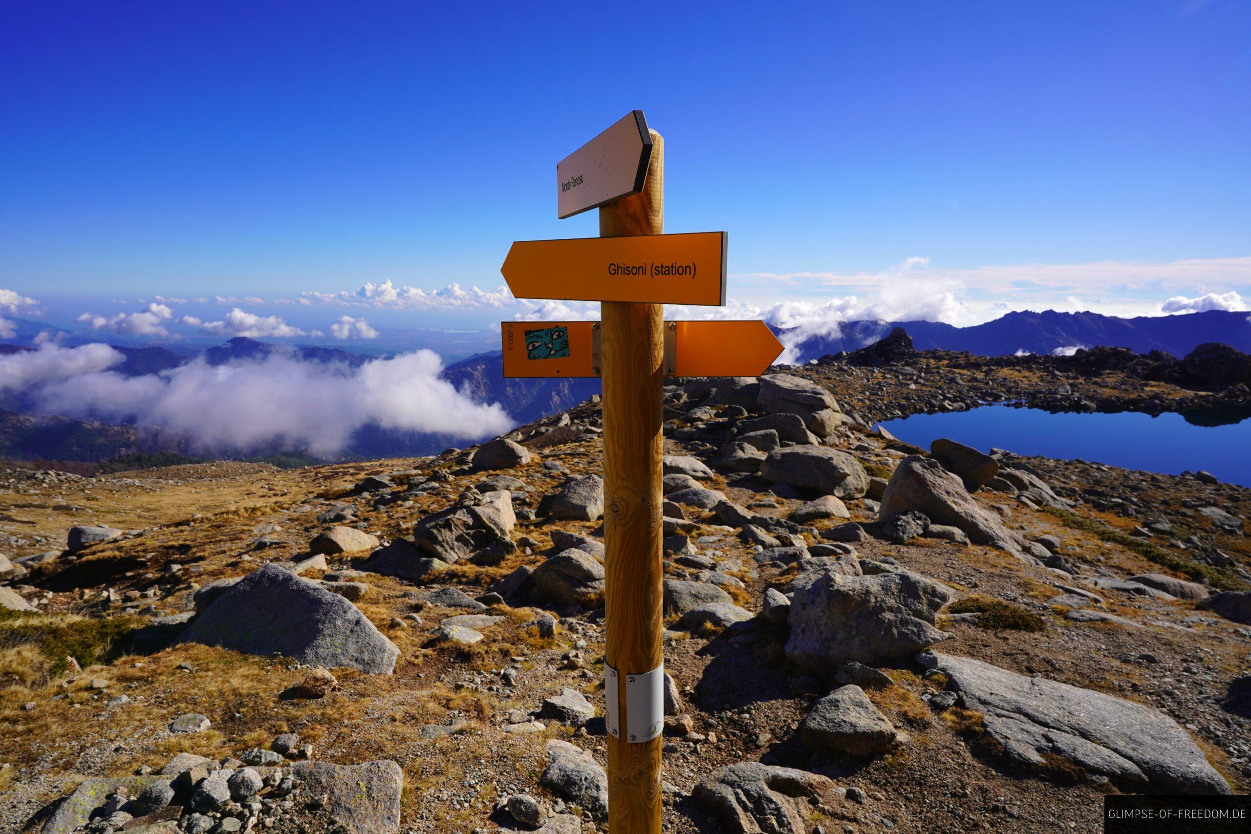 felsmassiv am bergsee mit ruhiger reflexion scaled felsmassiv am bergsee mit ruhiger reflexion