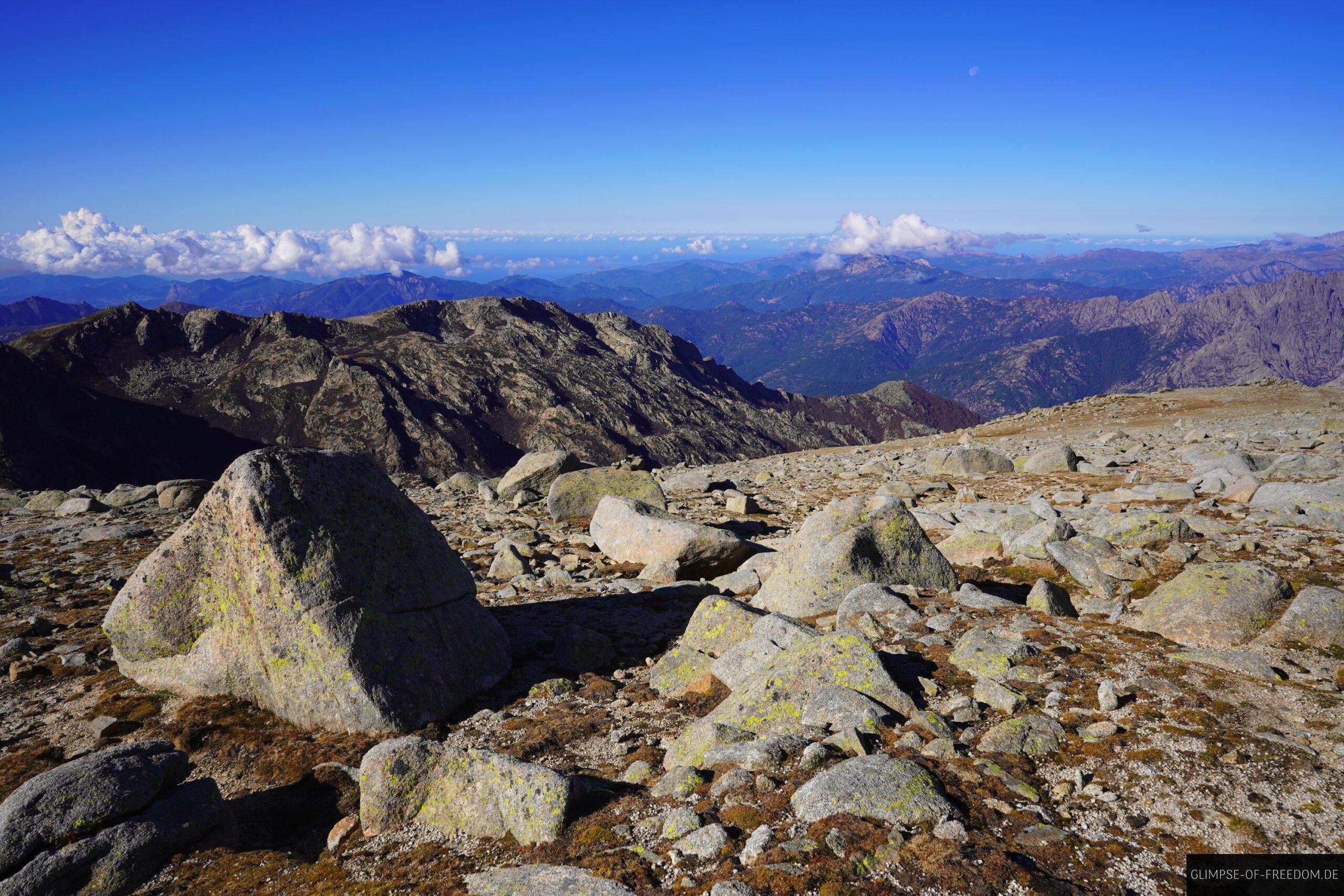 felsplateau mit fernsicht und wolken scaled felsplateau mit fernsicht und wolken