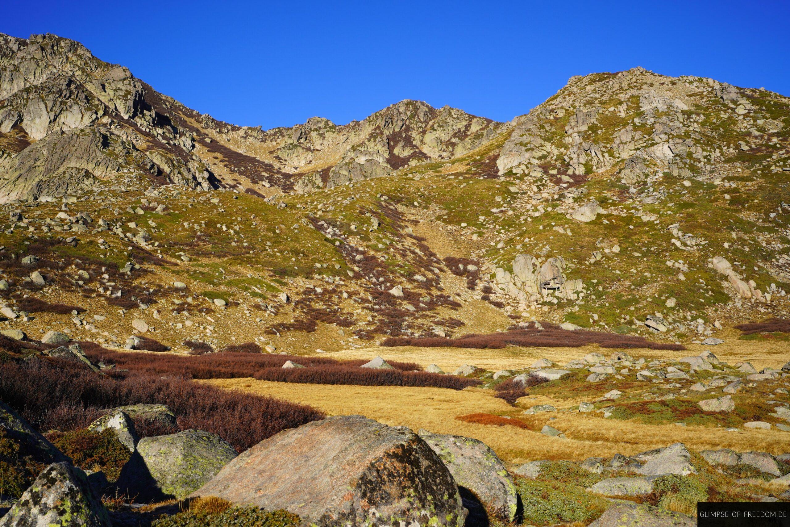 felswaende und wiesenflaeche im bergkessel monte renoso scaled felswaende und wiesenflaeche im bergkessel monte renoso