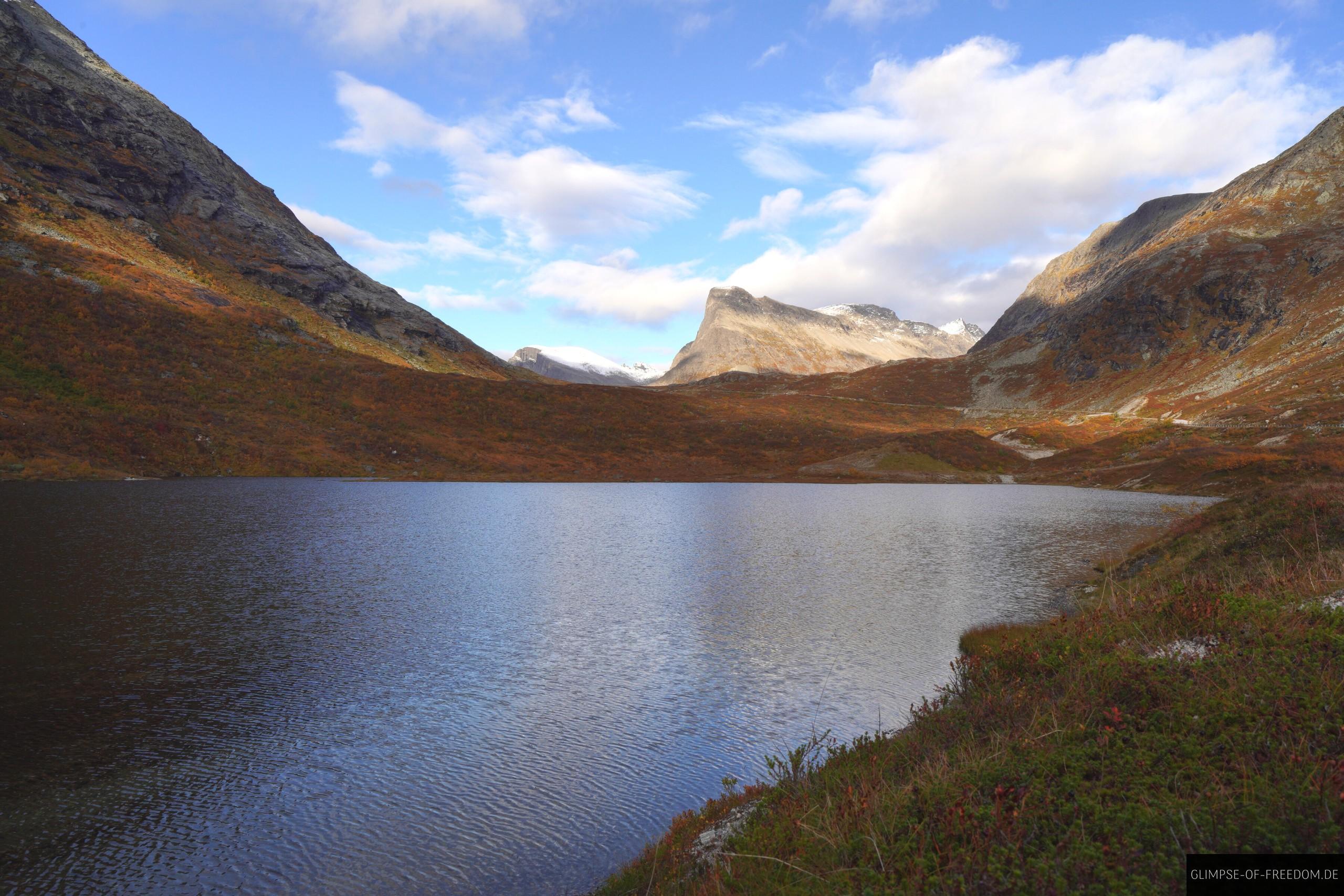 grosser versteckter see auf der geiranger trollstigen strasse grosser versteckter see auf der geiranger trollstigen strasse