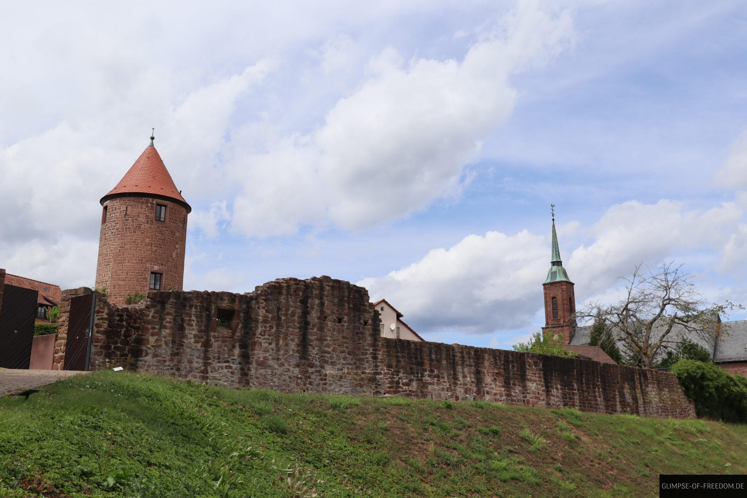 kirche turm und mauer scaled 1 kirche turm und mauer scaled
