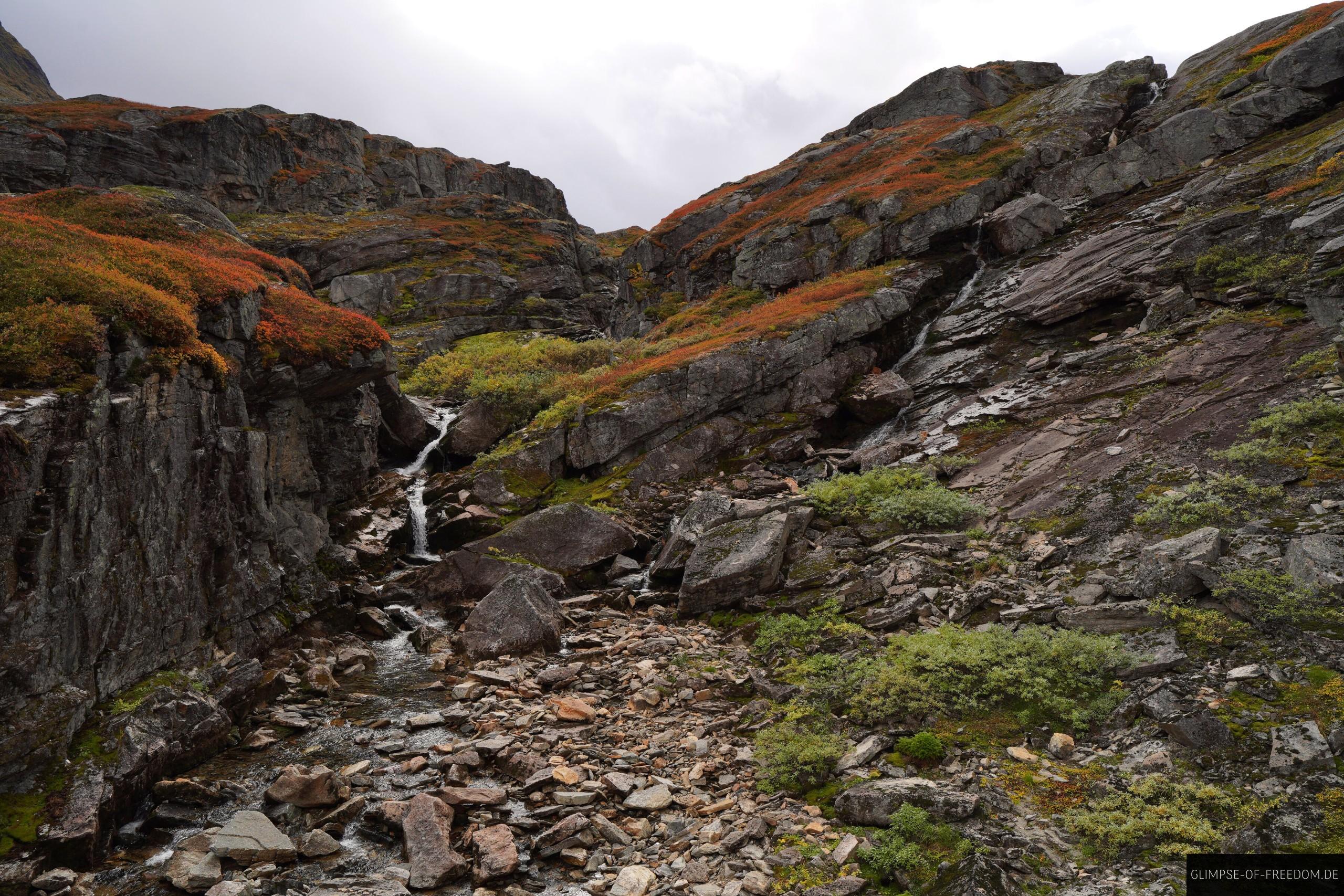 kleiner wasserfall in der felsigen landschaft kleiner wasserfall in der felsigen landschaft