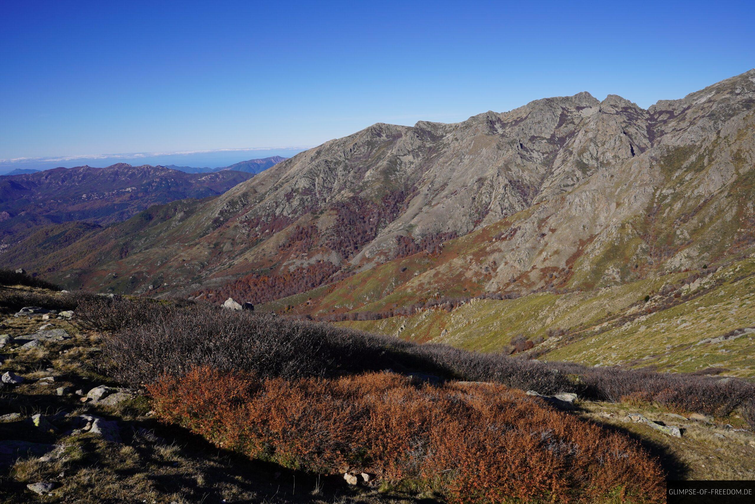 korsika berge herbstfarben pozzi seen scaled Korsische Berglandschaft mit Herbstfarben und Blick auf die Pozzi Seen. Wanderung auf Korsika.