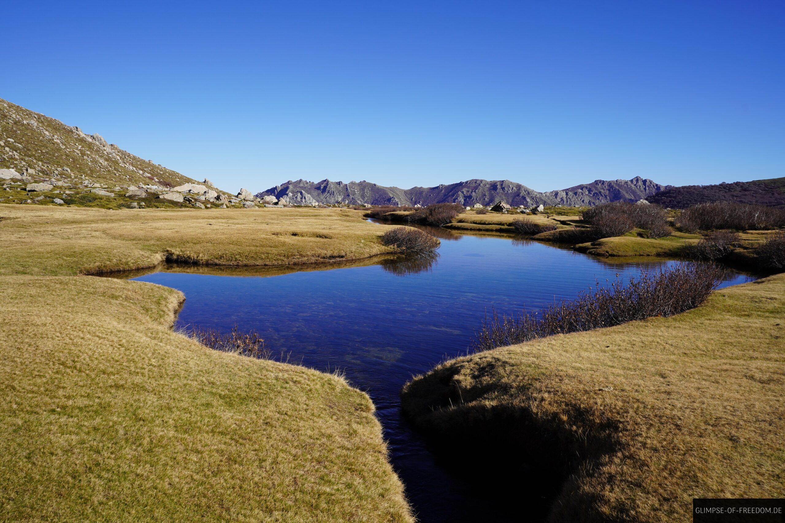 korsika pozzi seen moorlandschaft bergpanorama 1 scaled Korsika Pozzi Seen: Moorlandschaft mit Wasserlauf und Bergpanorama unter blauem Himmel.