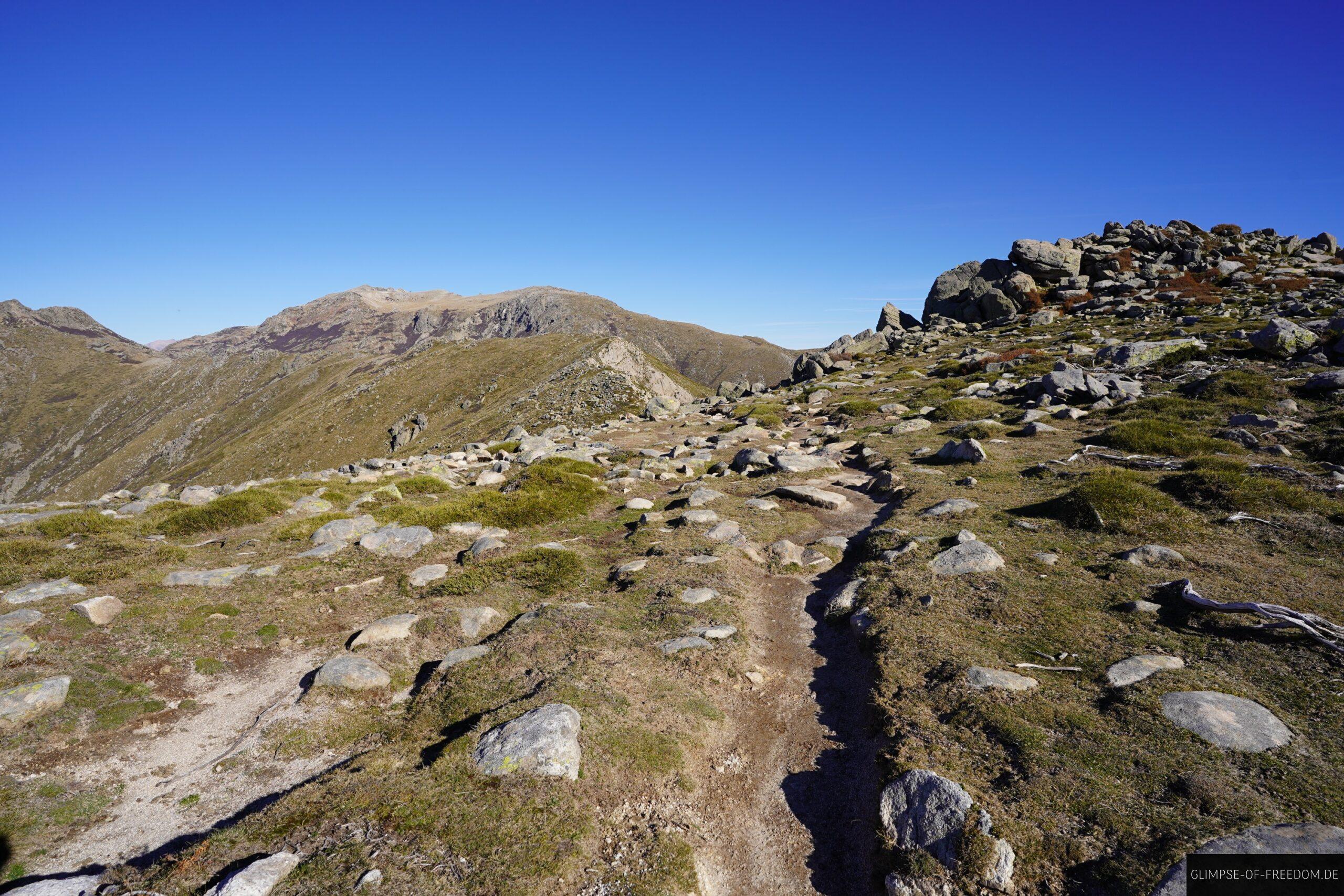korsika pozziseen wanderung bergpfad scaled Bergpfad in Korsika mit Blick auf die Pozzi Seen Wanderung und Bergpanorama unter blauem Himmel.