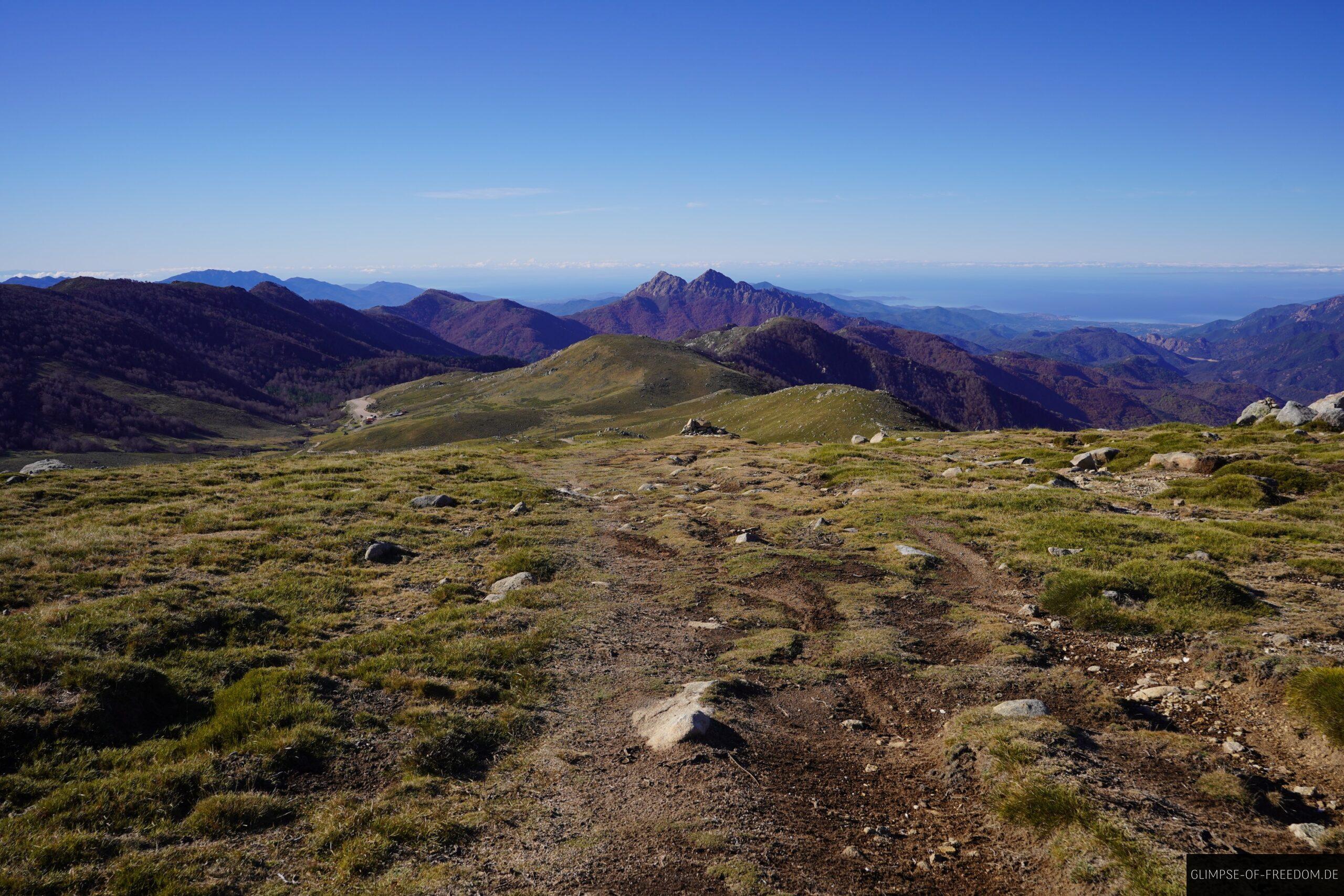 korsika wanderung pozzi seen bergpanorama scaled Korsika Wanderung: Moorwiesen und Bergpanorama auf der Pozzi Seen Rundtour unter blauem Himmel.
