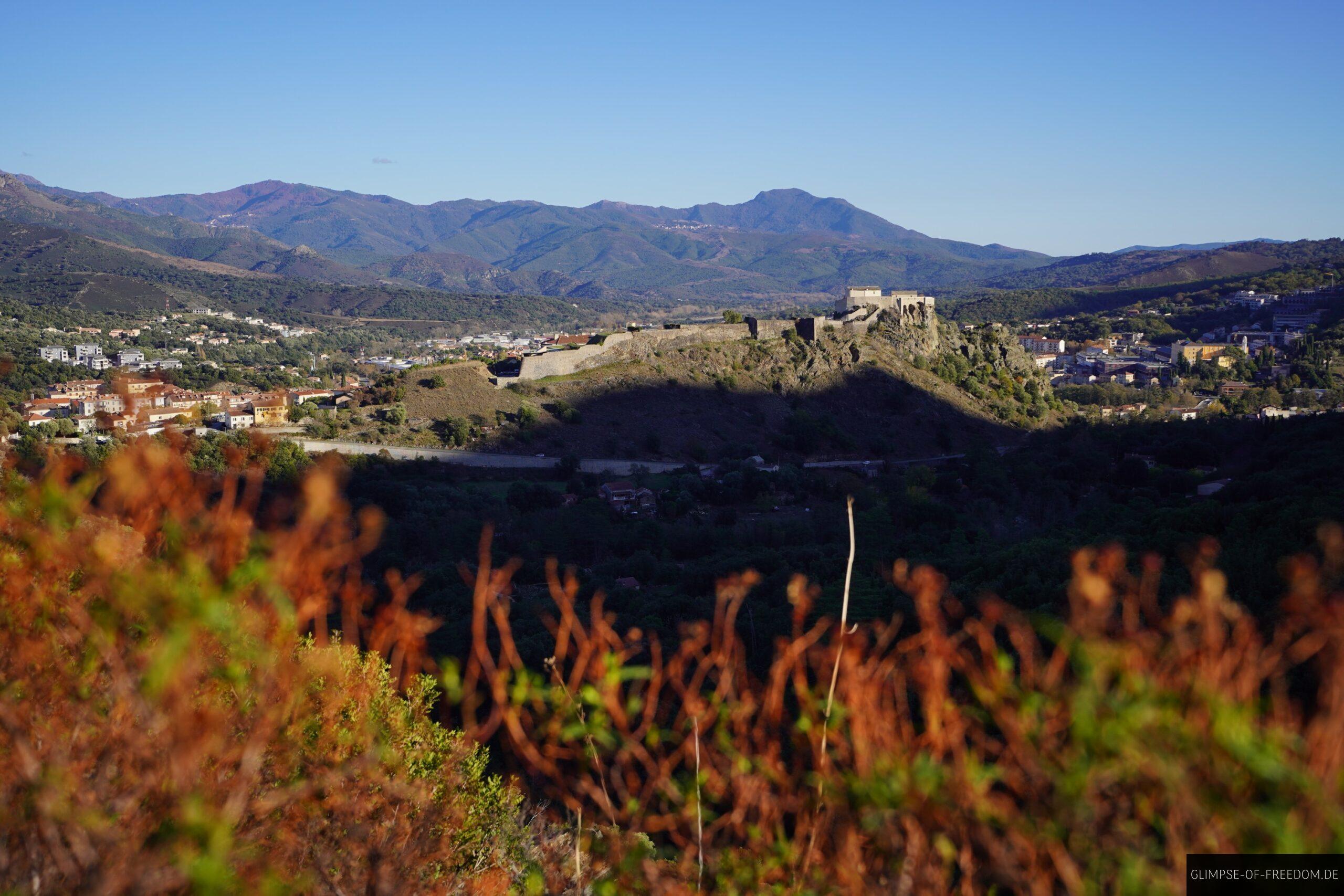 korsika zitadelle tavignano wanderung berge scaled Korsika Zitadelle über Stadt mit Bergen. Tavignano Wanderung im Hintergrund.