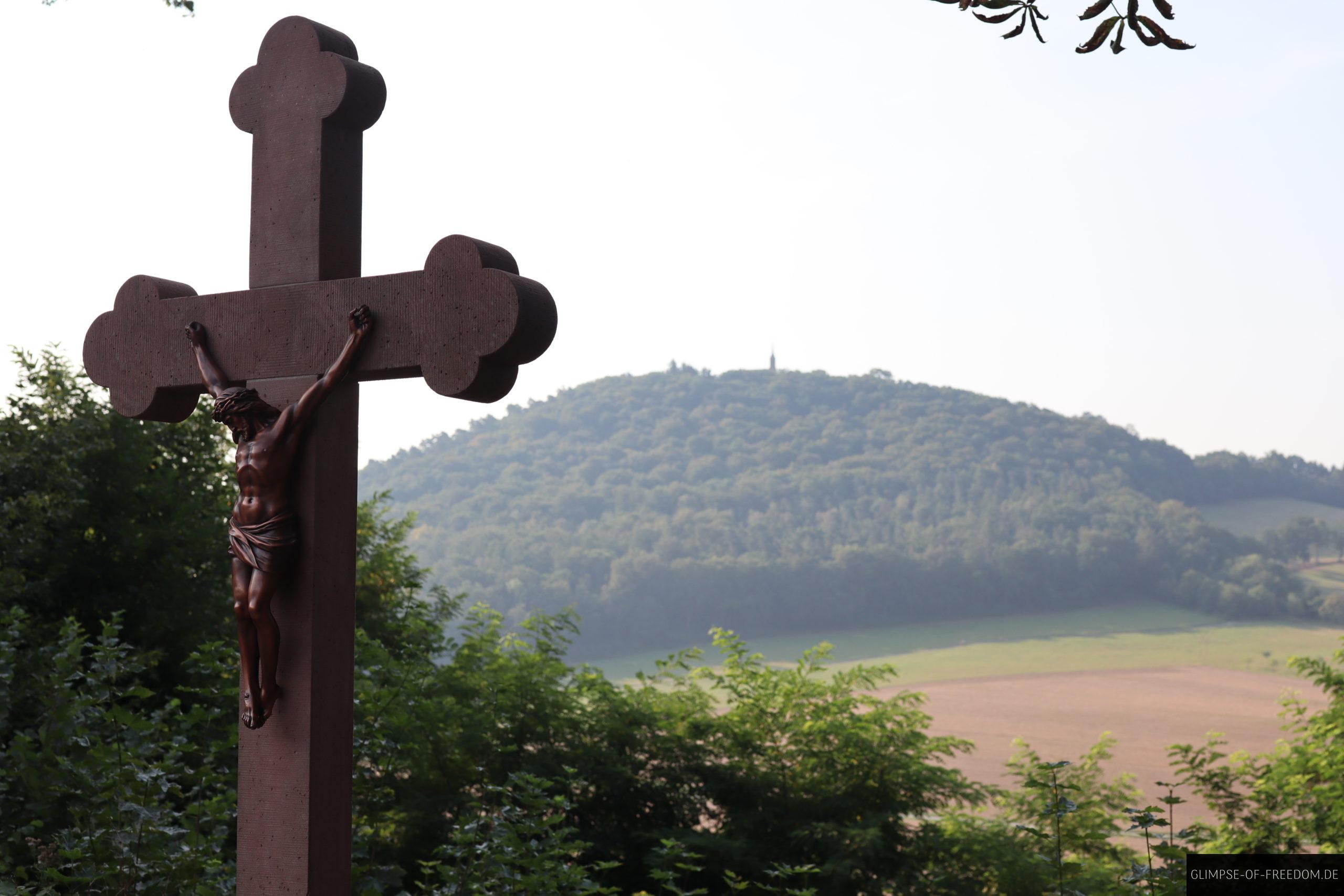kreuz mit blick auf burg dilsberg scaled 1 kreuz mit blick auf burg dilsberg scaled