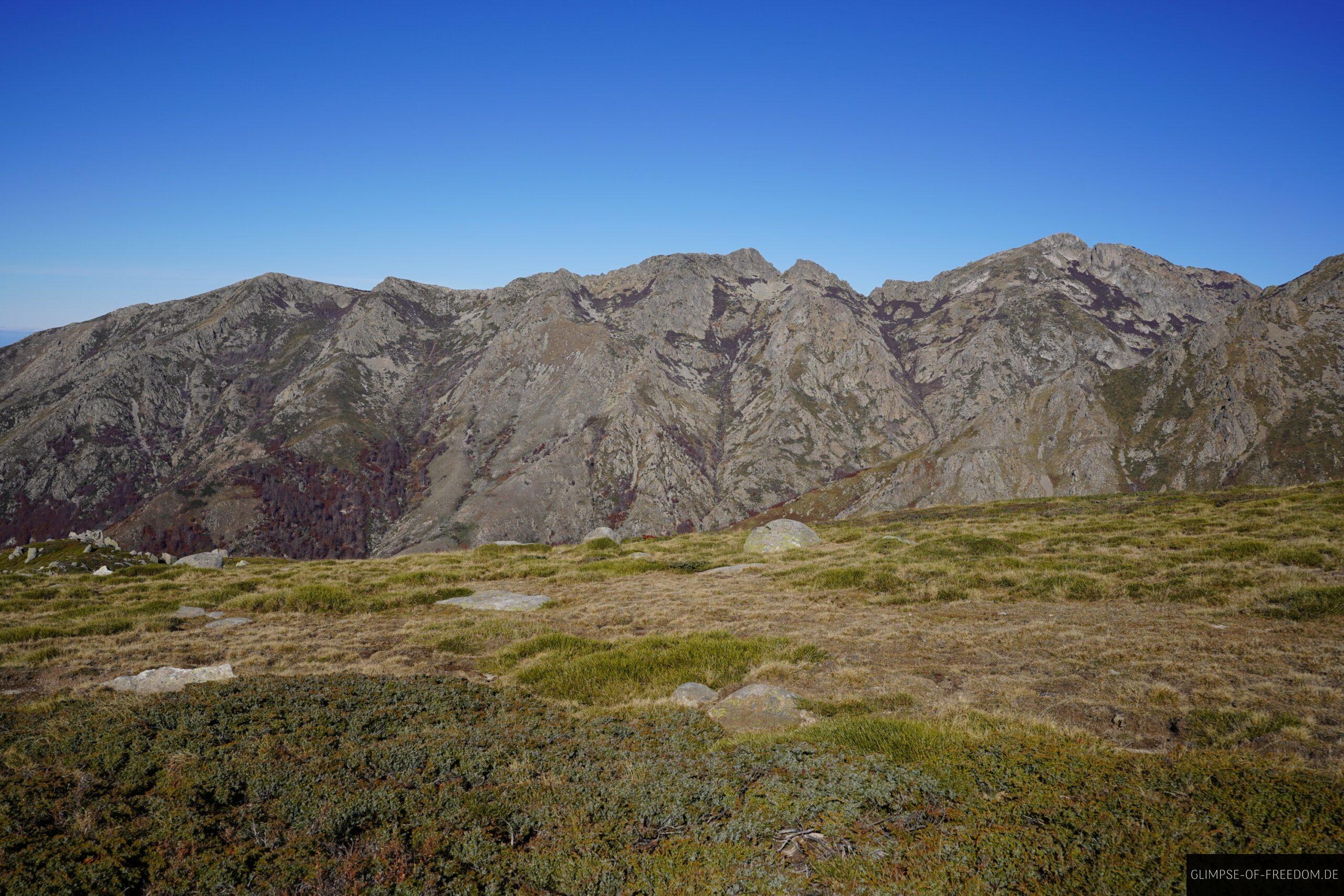 pozzi seen wanderung korsika bergpanorama 1 scaled Bergpanorama mit Moorwiesen auf Korsika. Wanderung Pozzi Seen. Blaue Himmel.