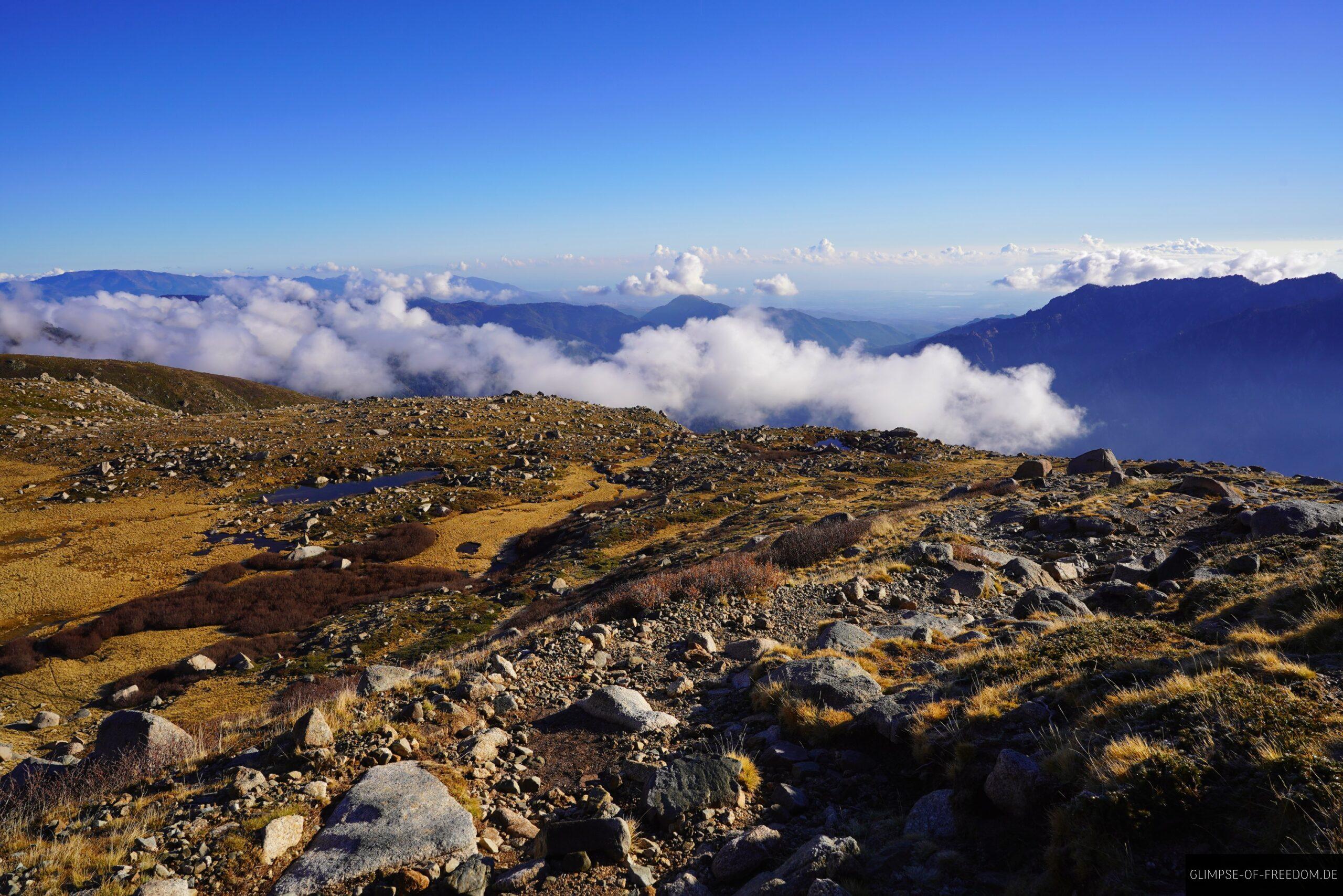 steinige hochflaeche mit kleinem tuempel und wolken monte renoso scaled steinige hochflaeche mit kleinem tuempel und wolken monte renoso